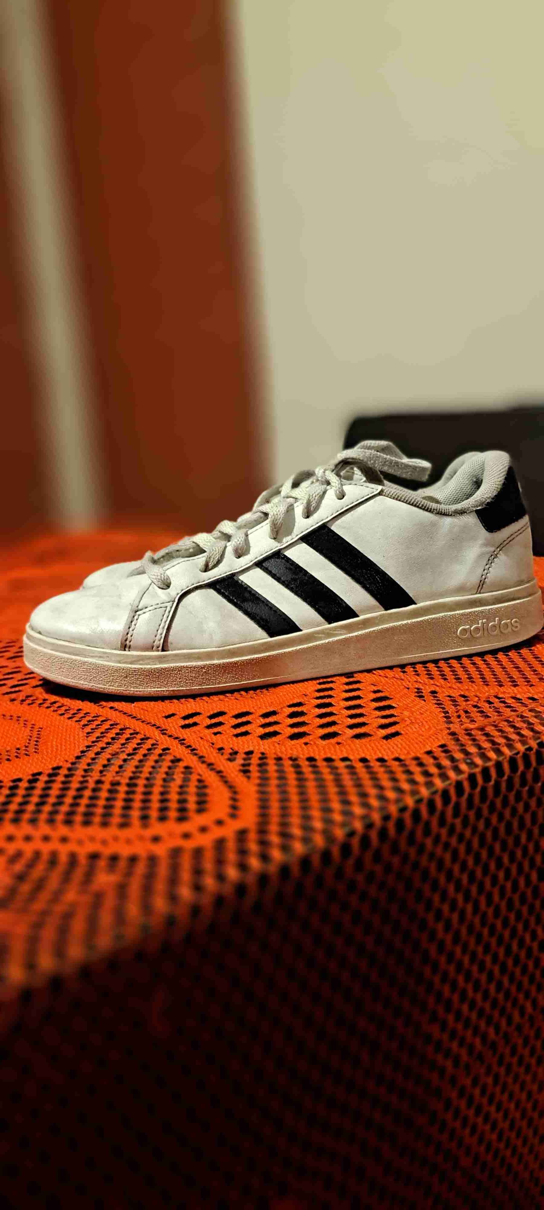 Zapatillas blancas con franjas negras - miniatura 3