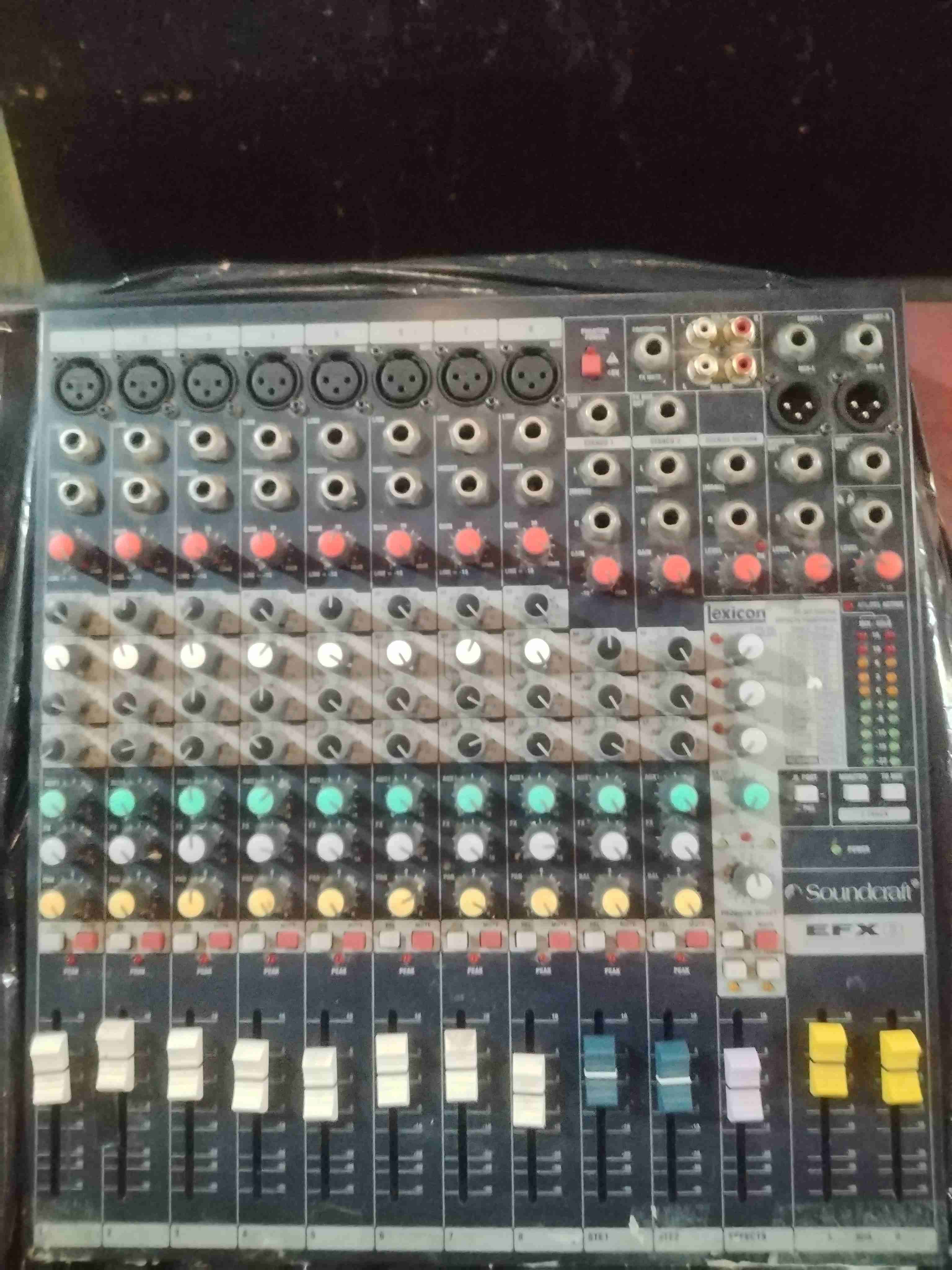 Mesa de mezcla de audio profesional - 2