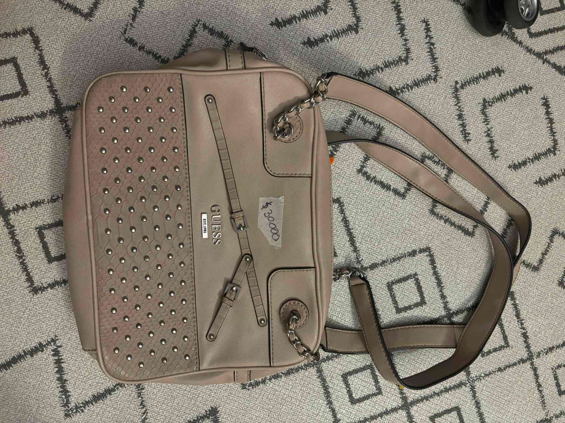 Cartera Guess beige con tachas