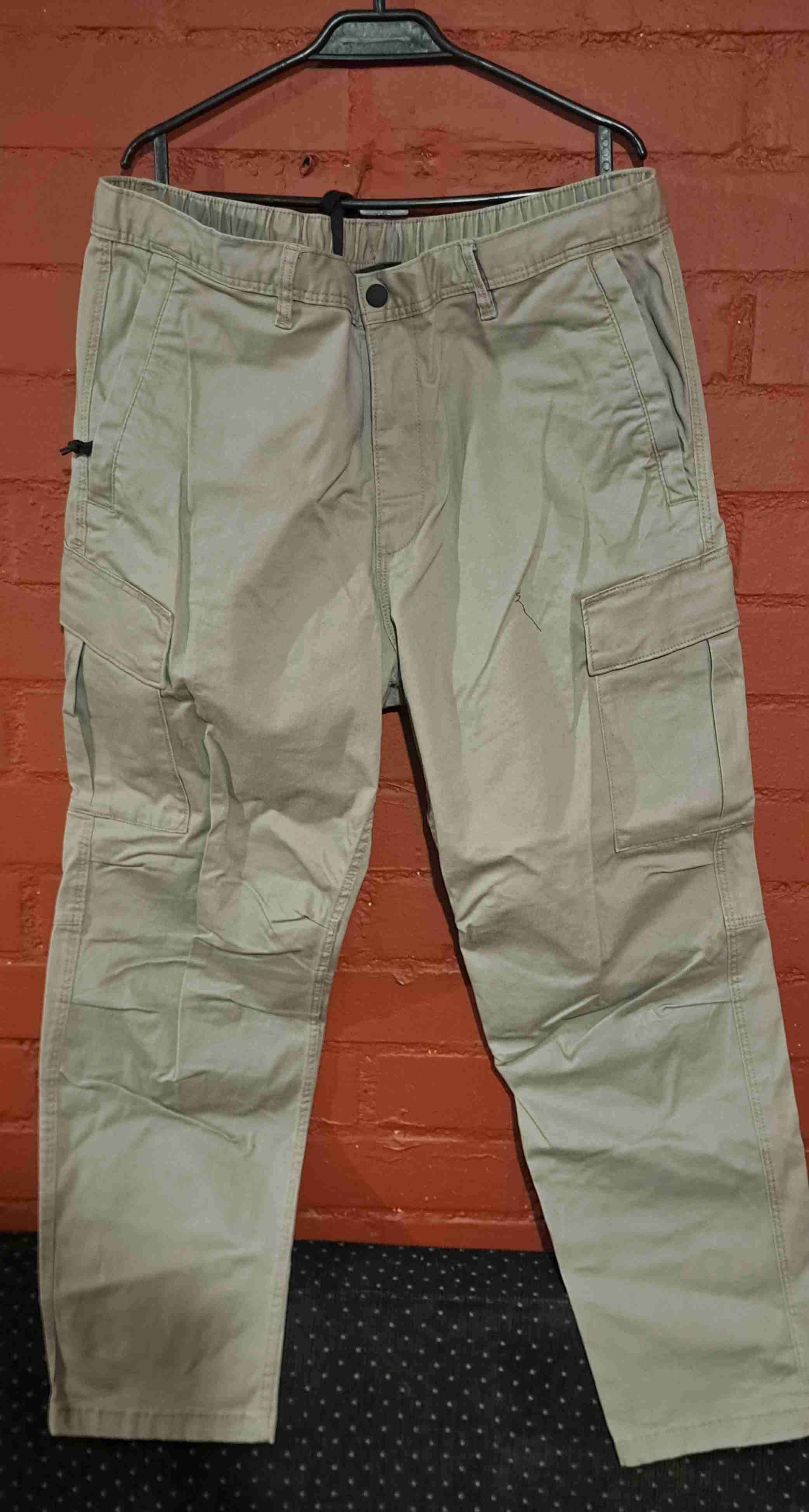 Pantalones cargo beige H&M