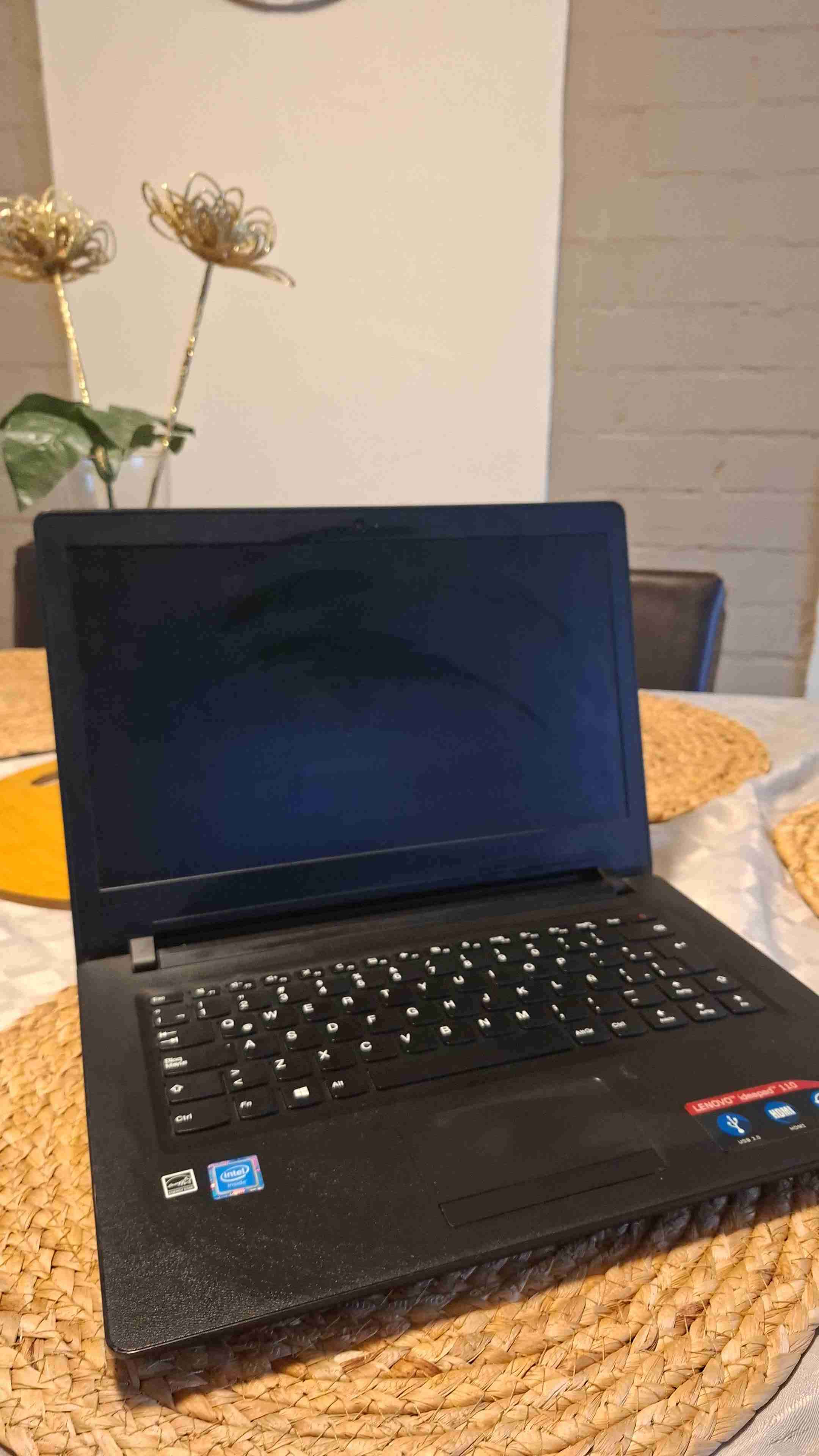 Notebook Lenovo negro con Intel