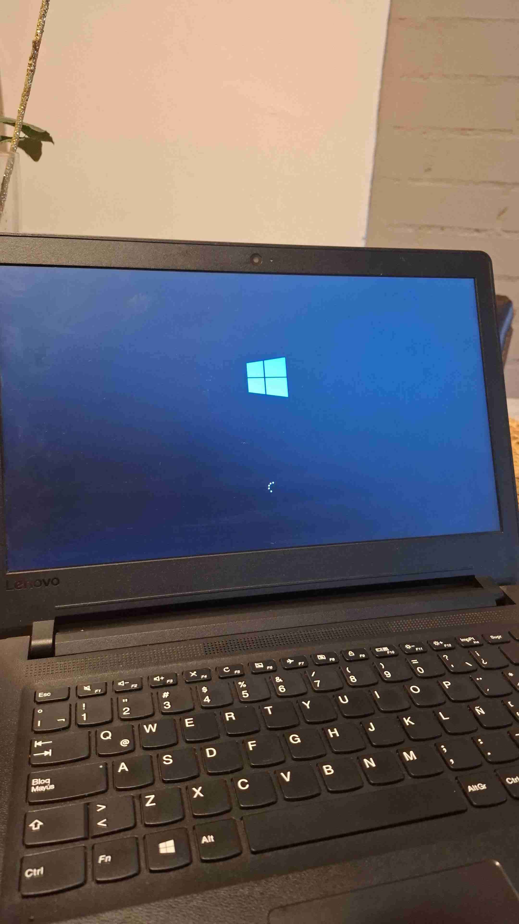 Notebook Lenovo negro con Intel - miniatura 3