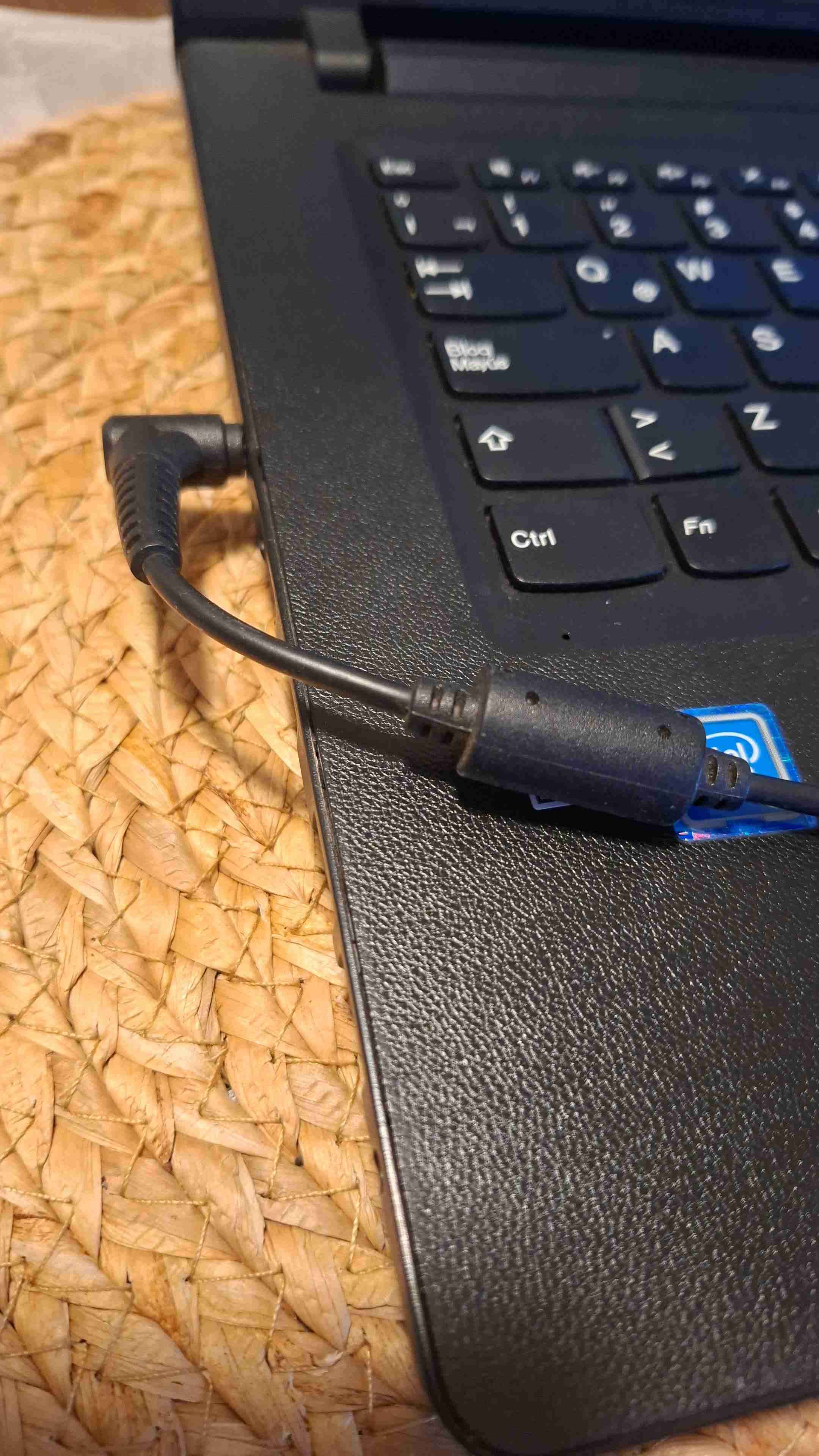 Notebook Lenovo negro con Intel - miniatura 4