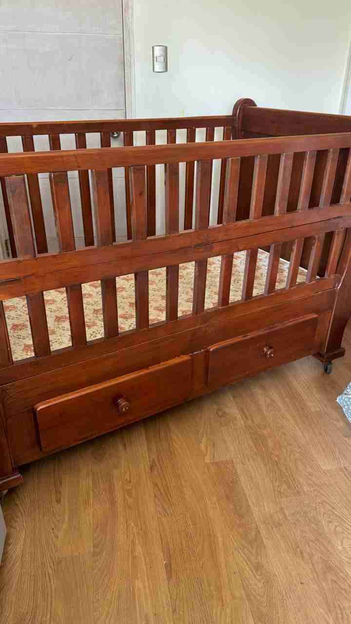 Cuna de madera con cajones
