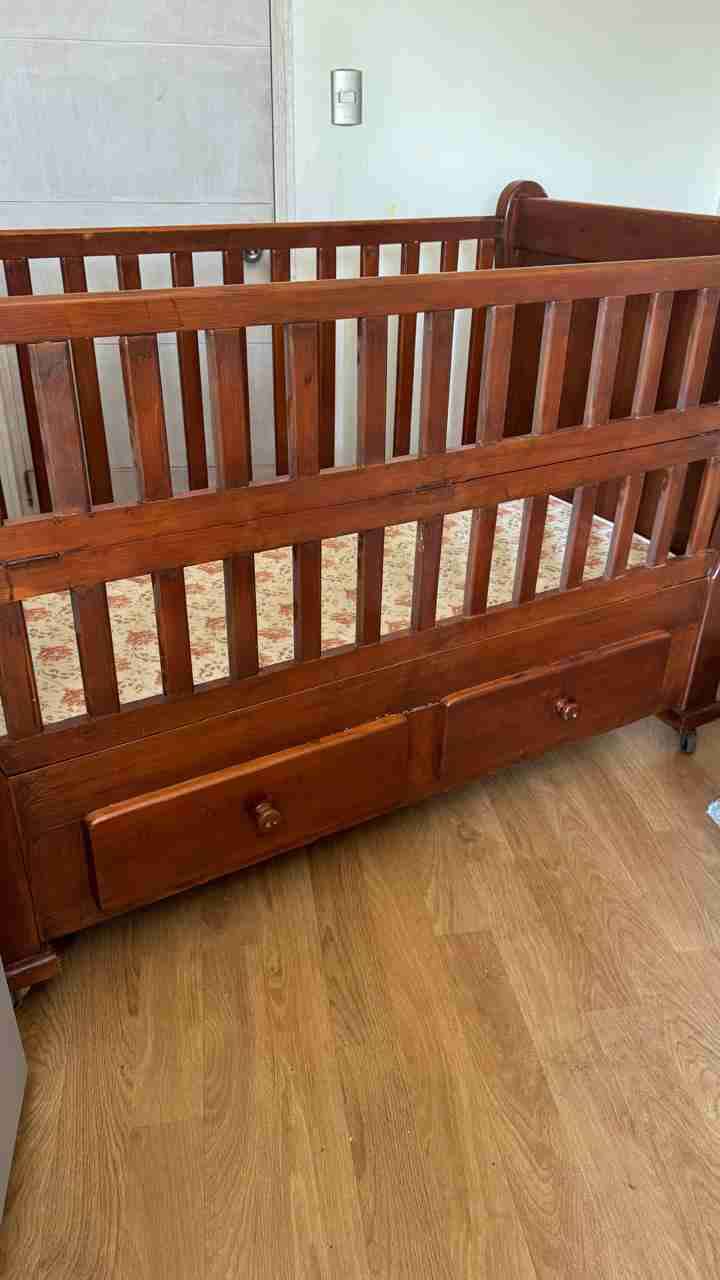 Cuna de madera con cajones - 3