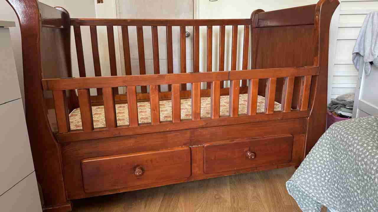 Cuna de madera con cajones - 4