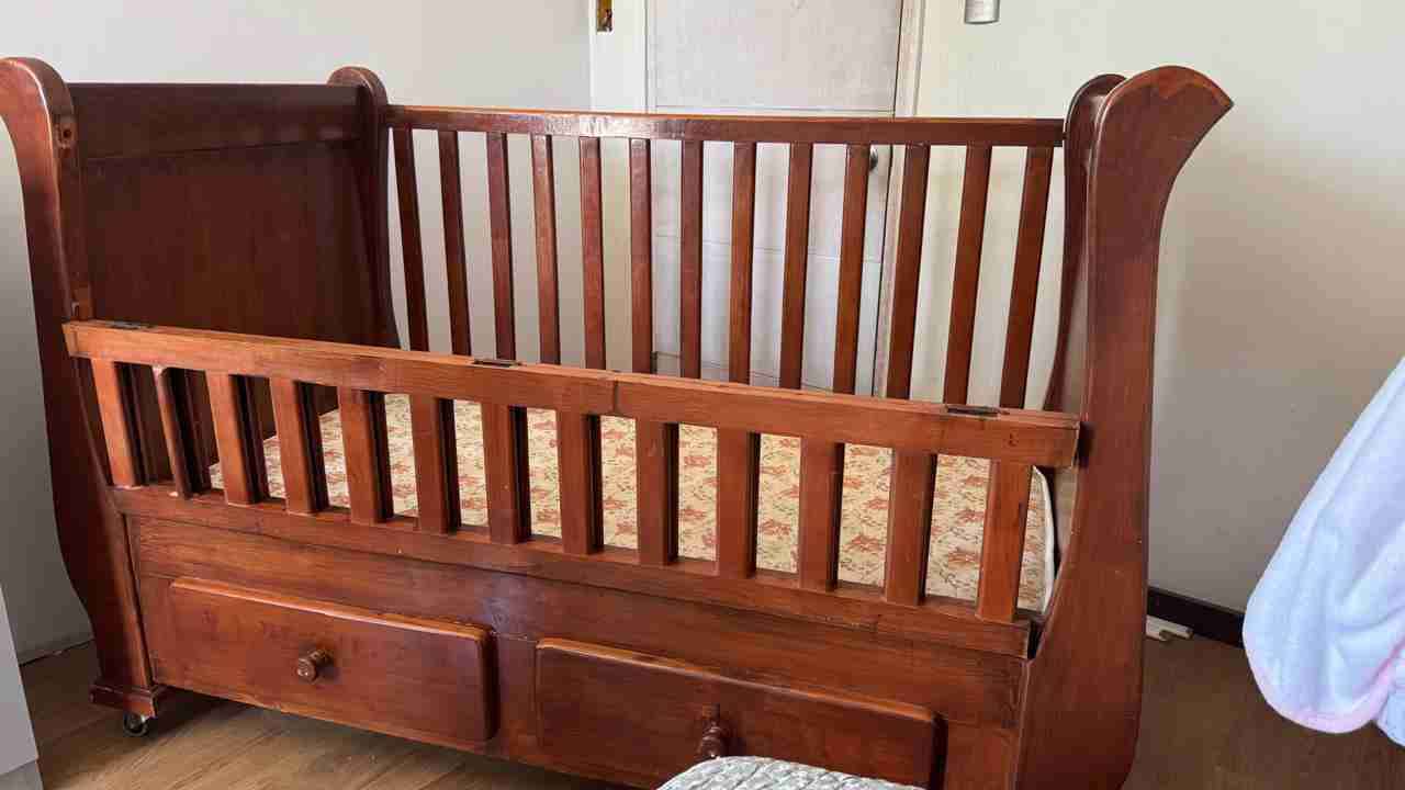 Cuna de madera con cajones - 5