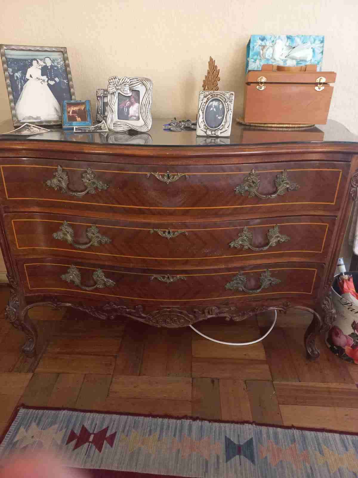 Cómoda de madera antigua