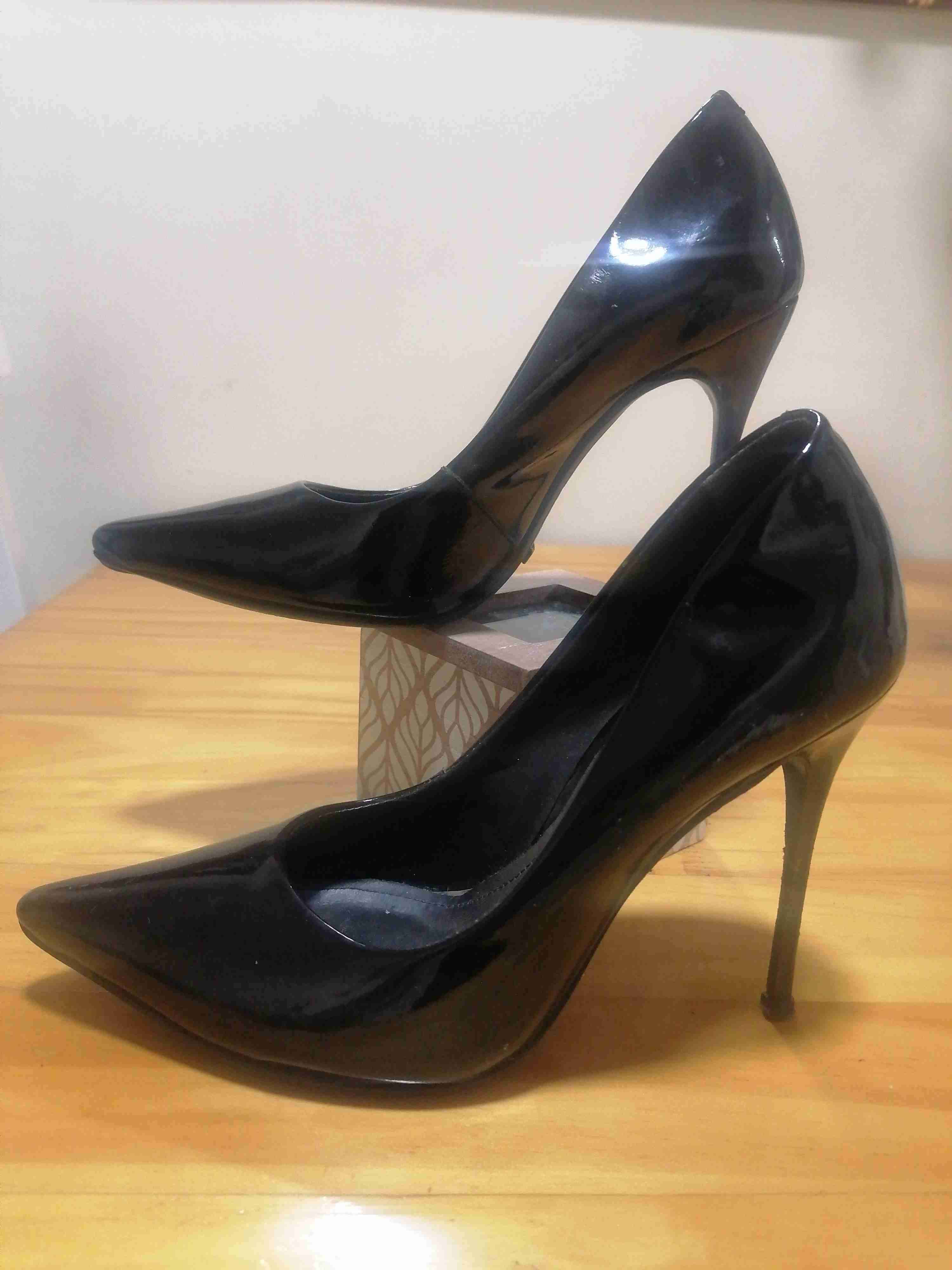 Tacones negros elegantes - miniatura 3