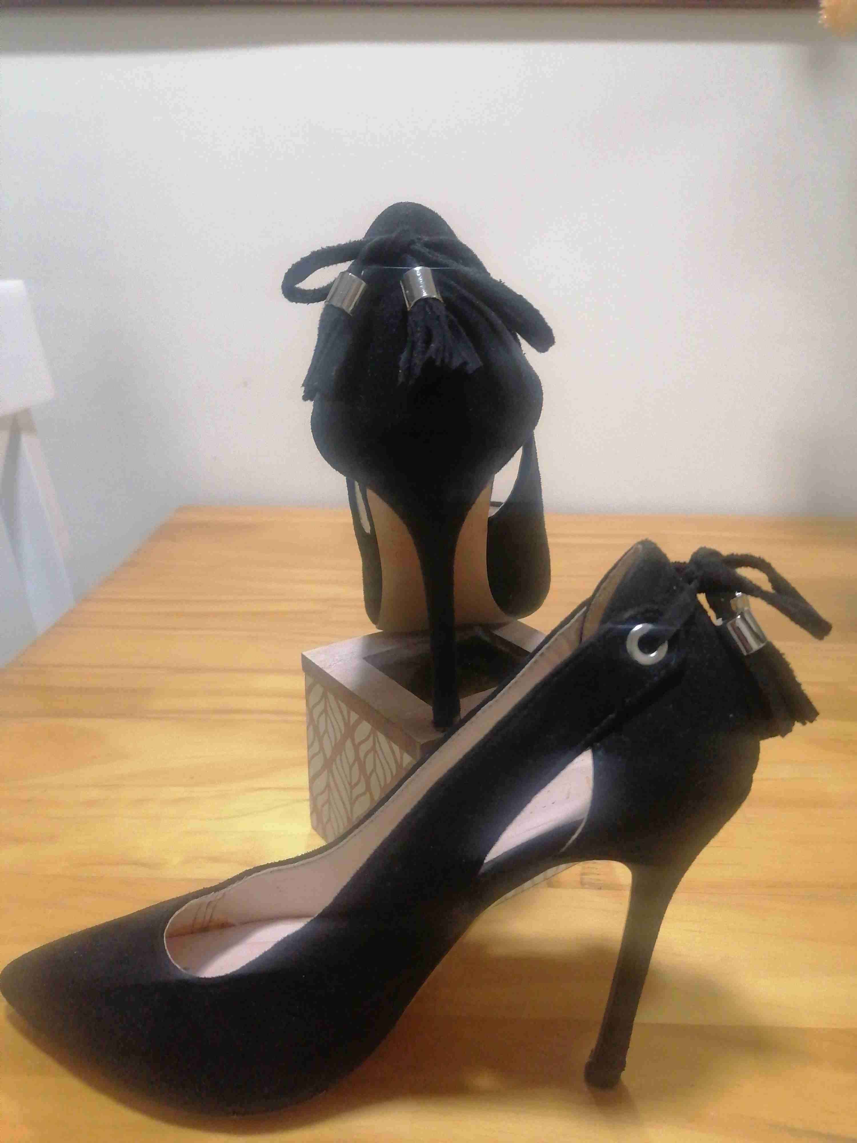 Tacones Vía Uno negros con lazo - miniatura 2