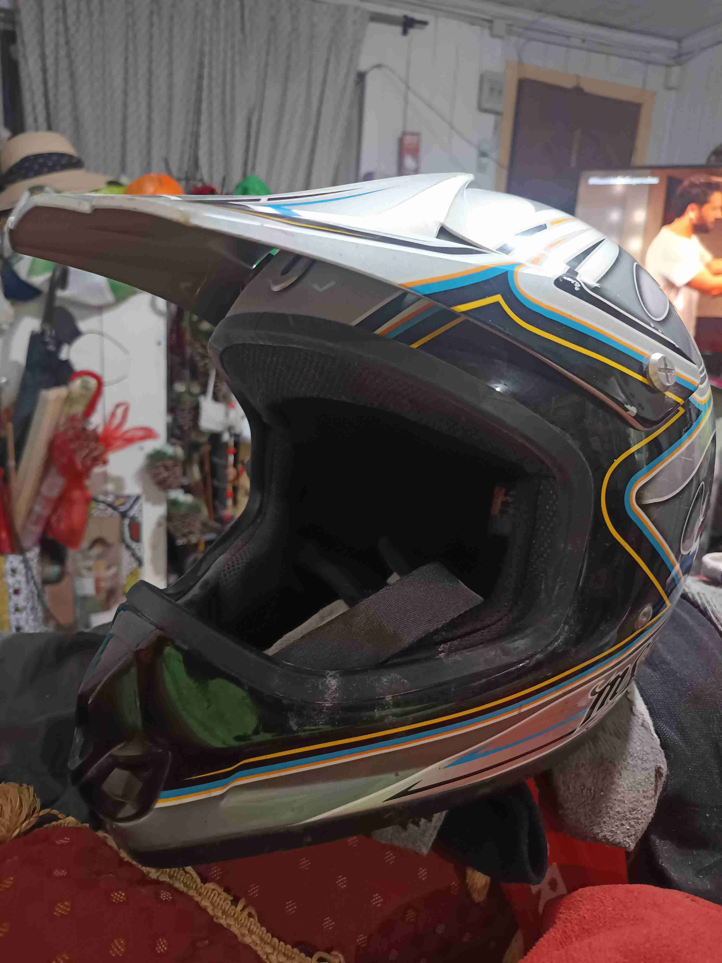 Casco de motocross negro y fris