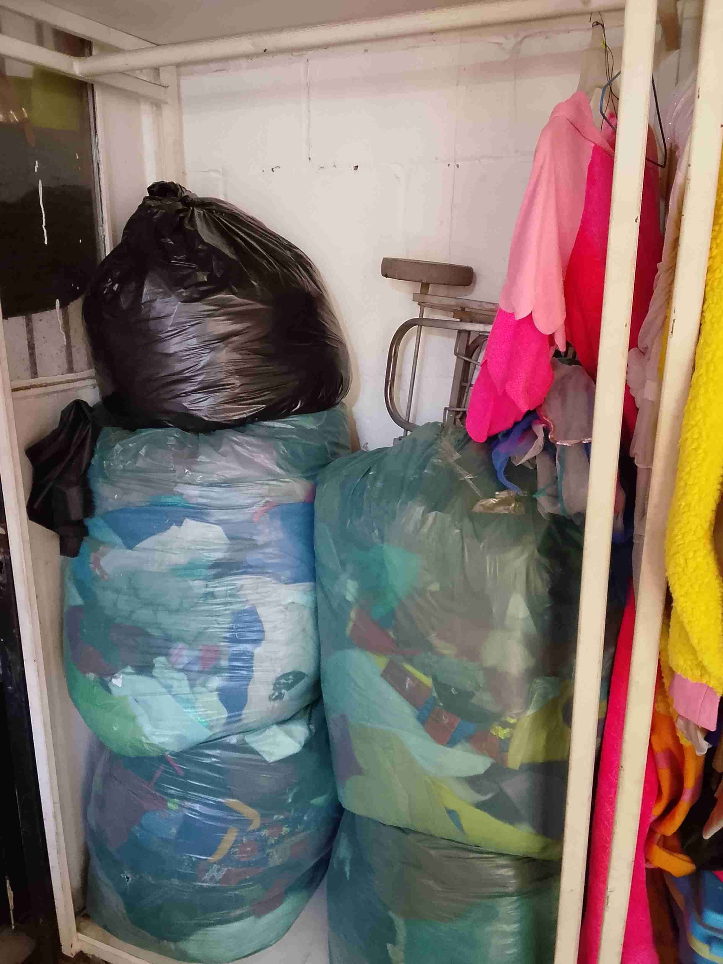 Variedad de disfraces coloridos - miniatura 2