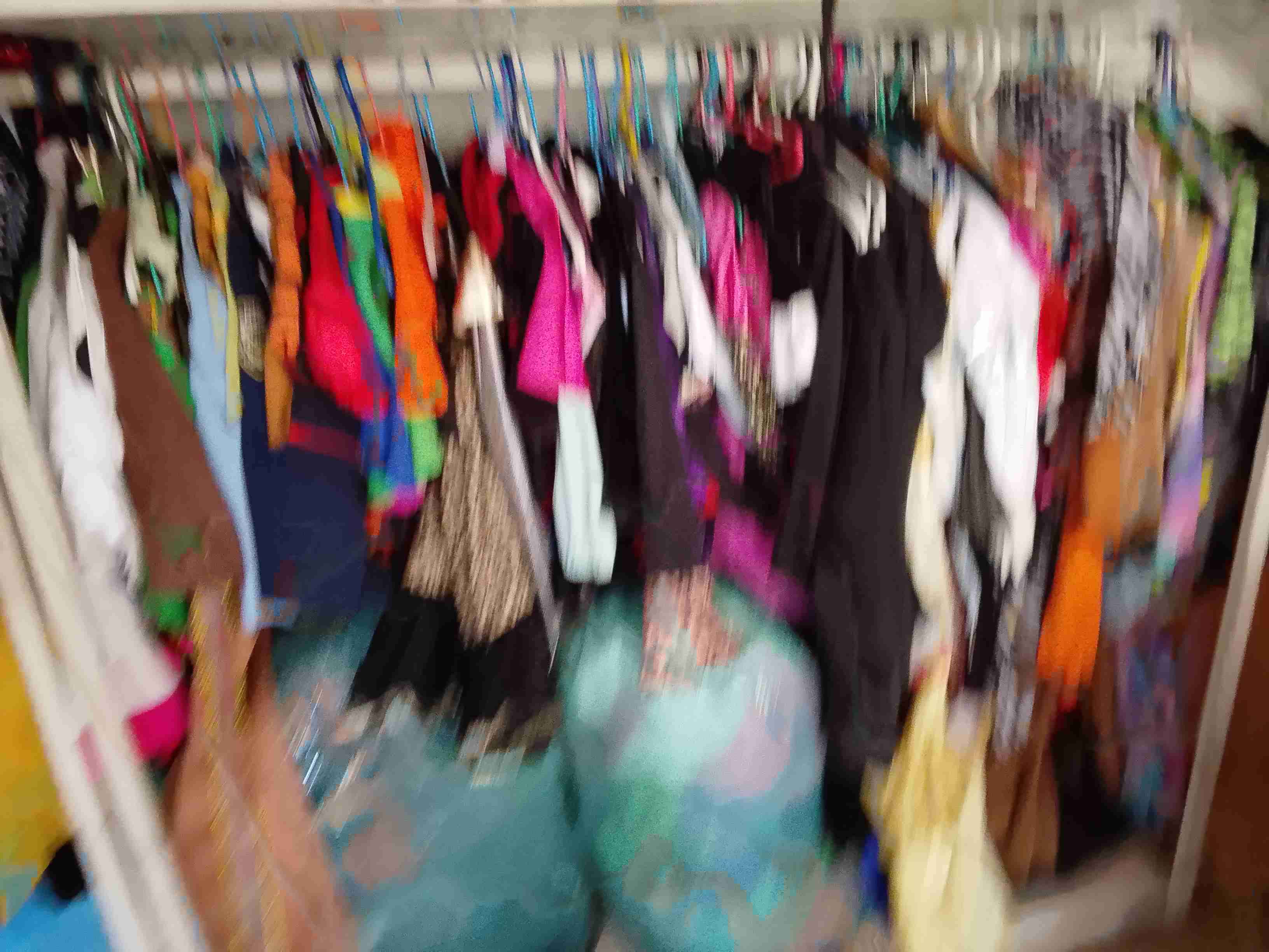 Variedad de disfraces coloridos - miniatura 3