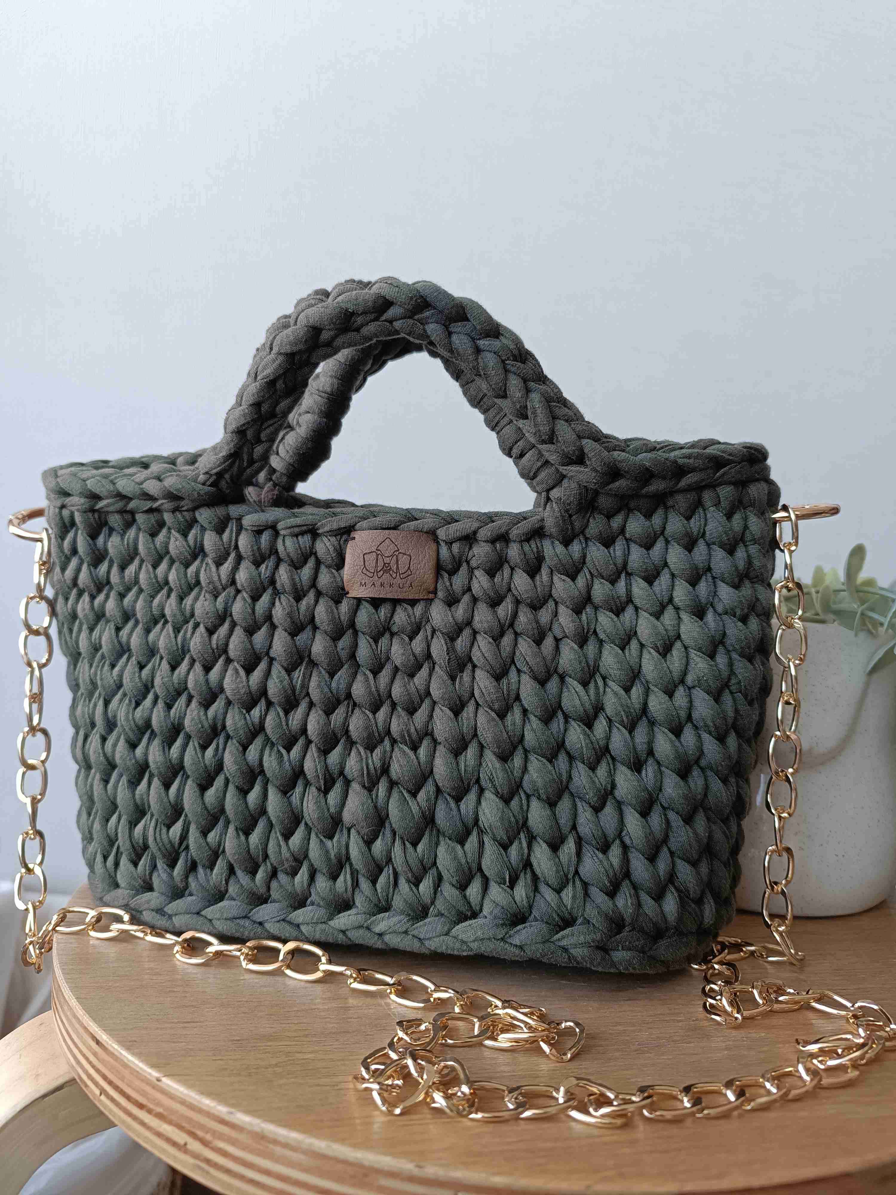 Cartera tejida verde oscuro