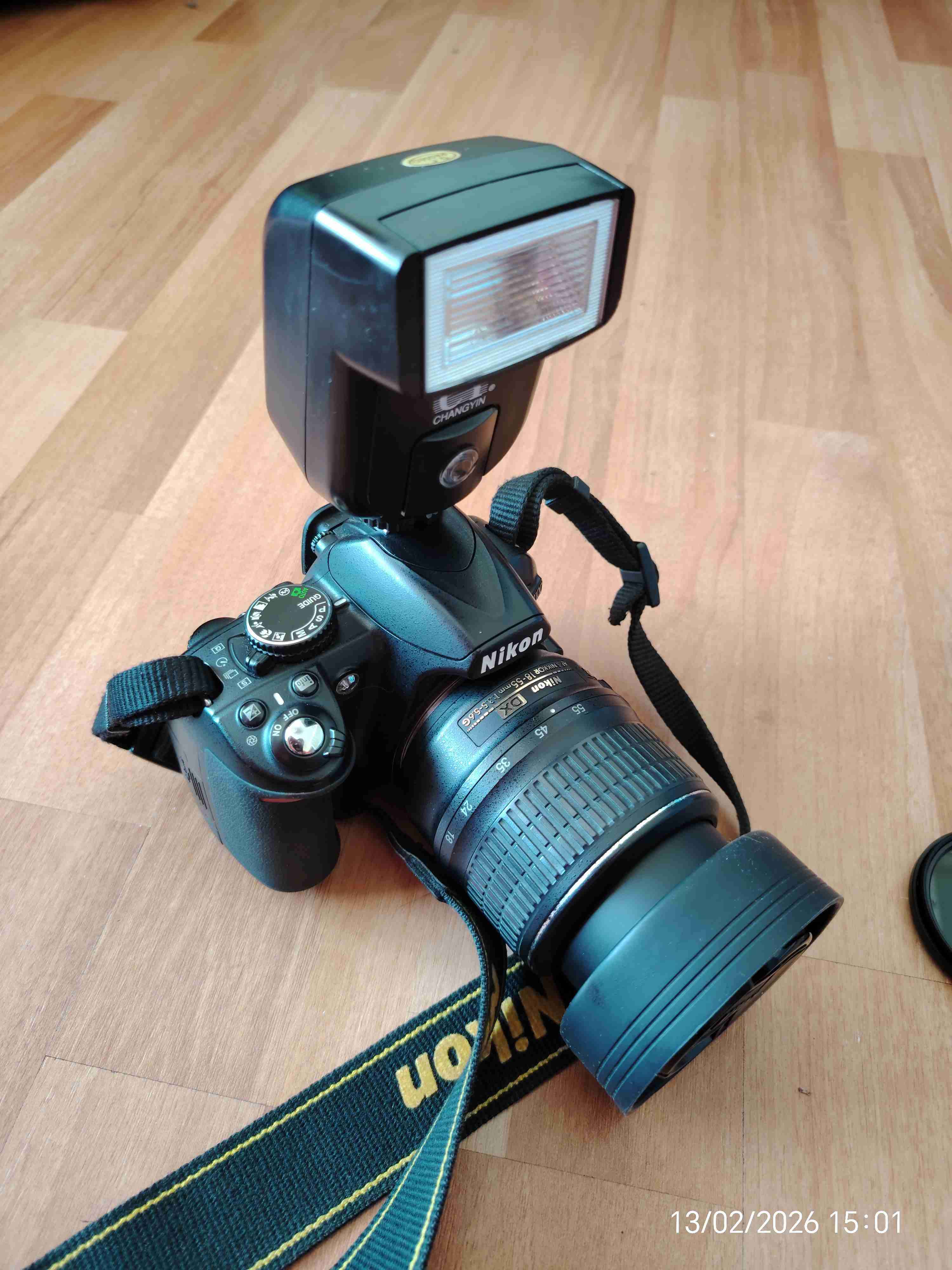 Cámara Nikon con flash - miniatura 1