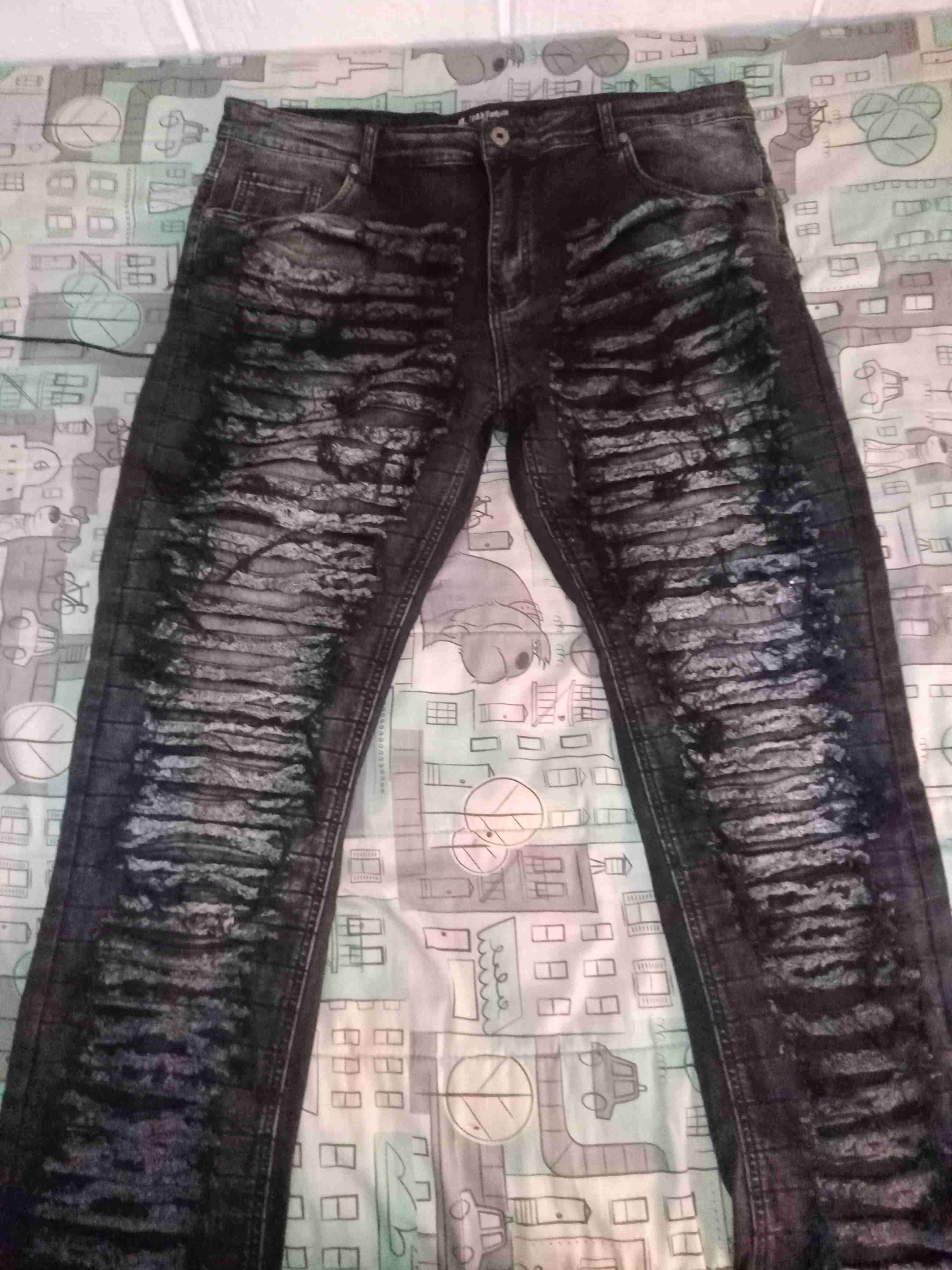 Jeans negros rasgados , tipo flared
