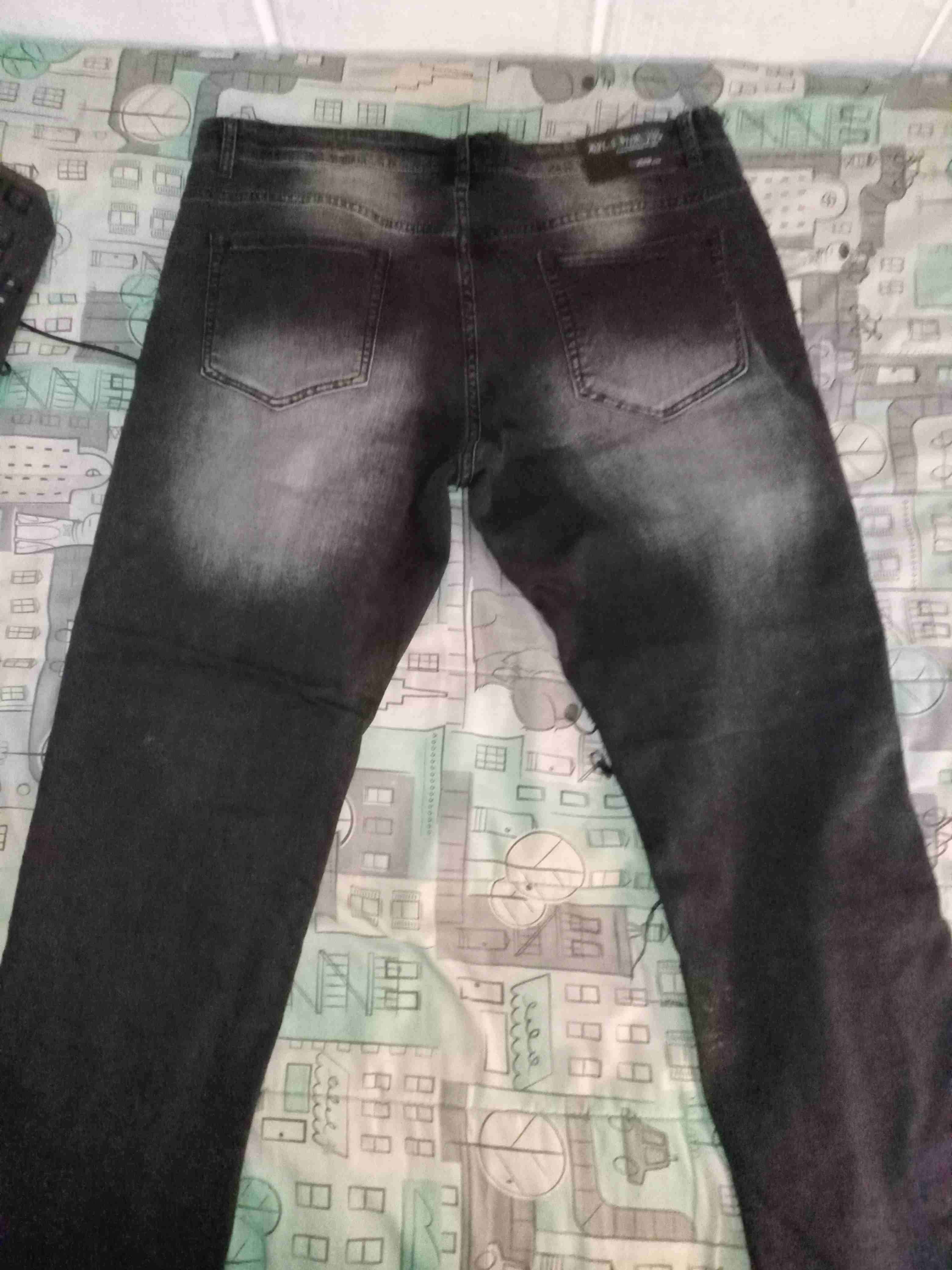 Jeans negros rasgados , tipo flared - miniatura 2