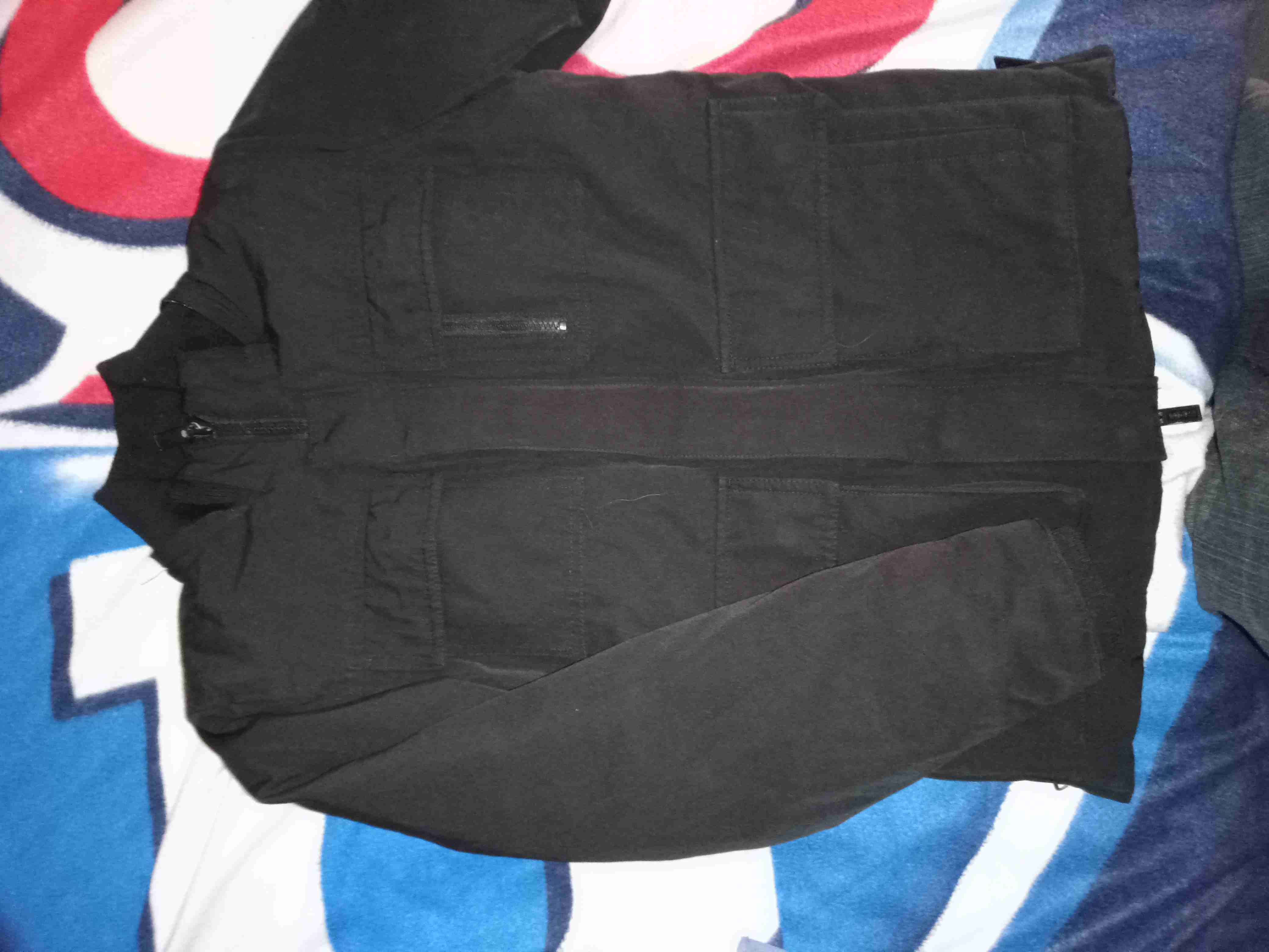 Parkita negra perfecta para el invierno