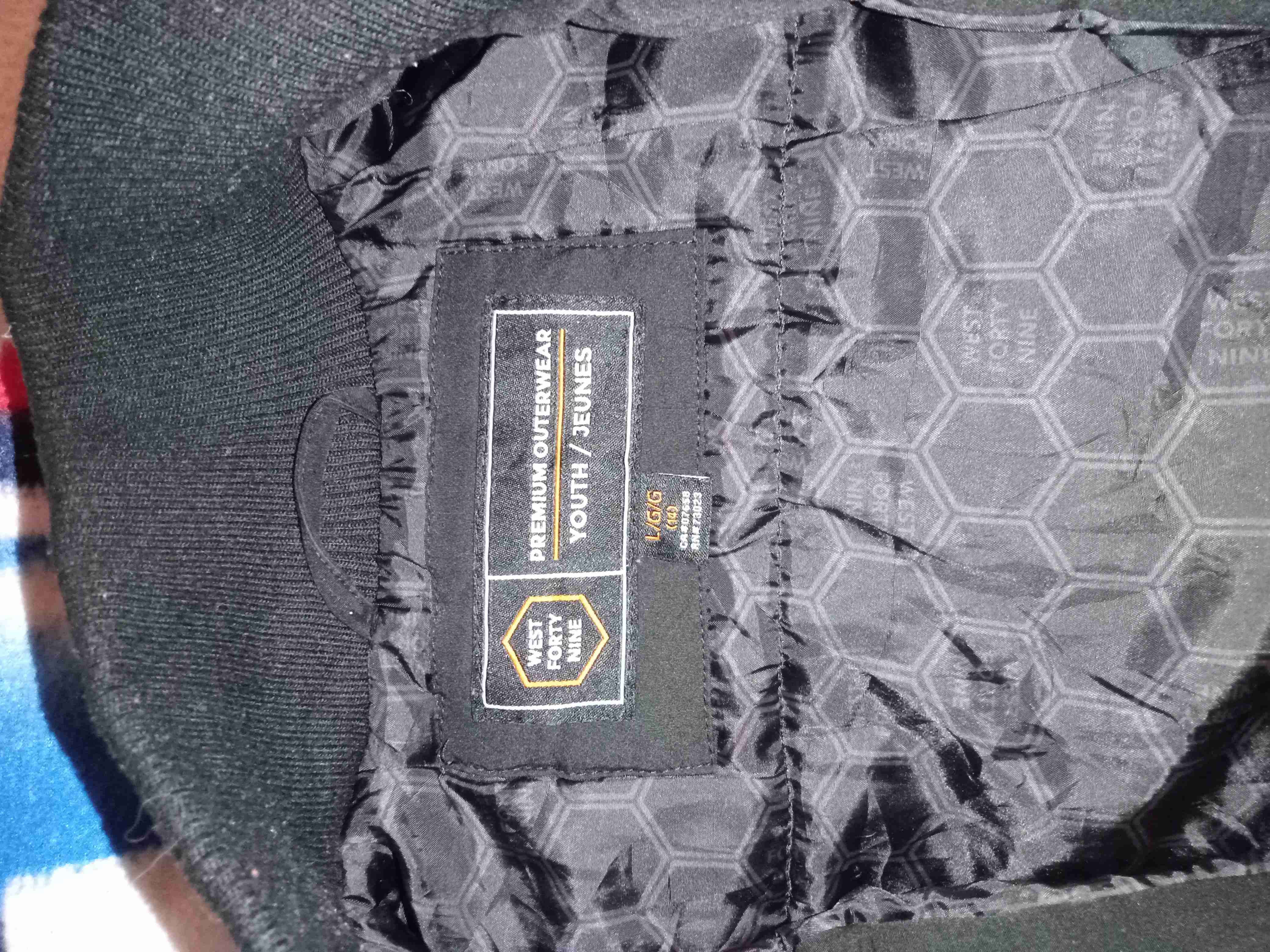 Parkita negra perfecta para el invierno - miniatura 3