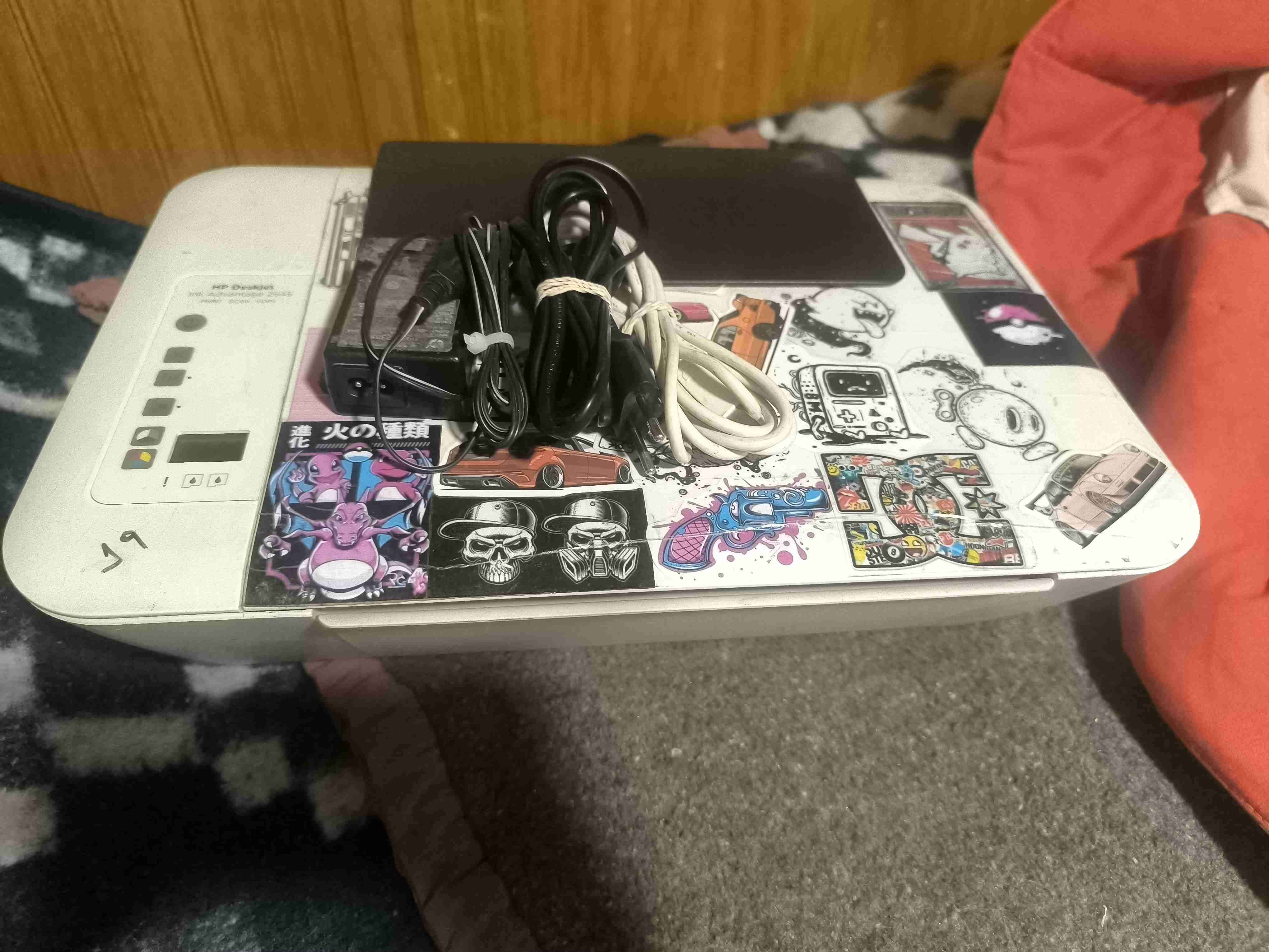 Impresora HP Deskjet con stickers