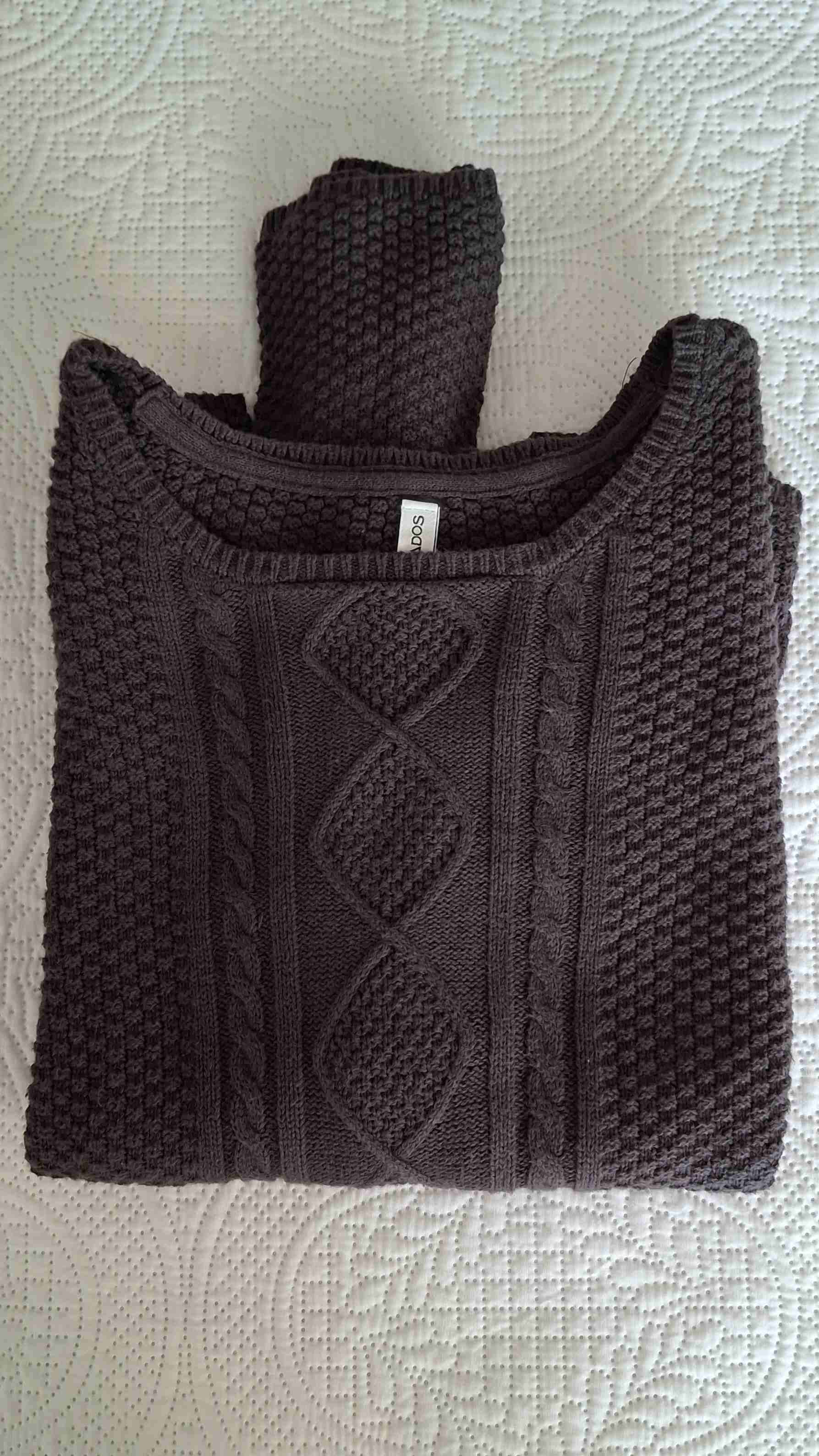 Suéter tejido gris oscuro