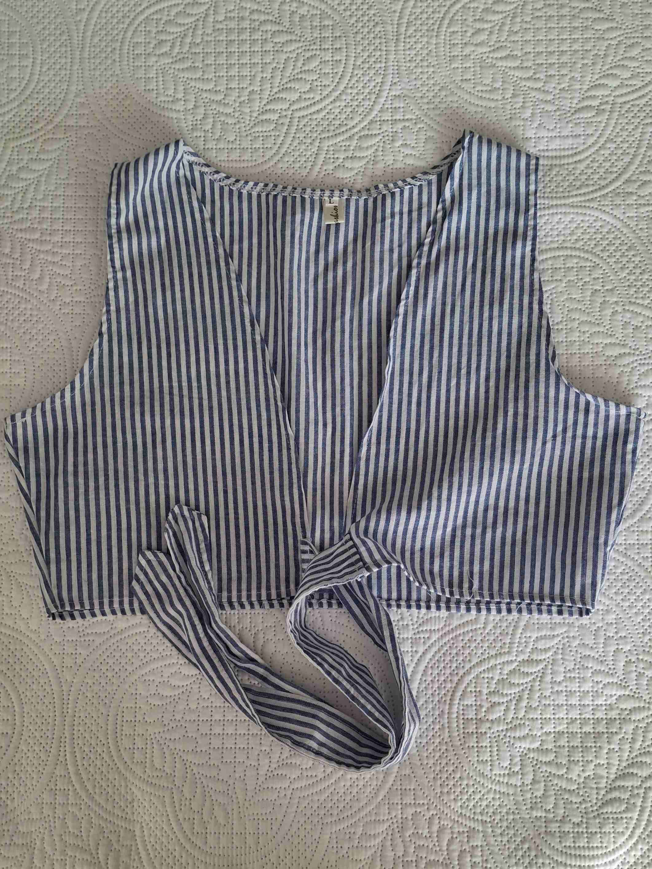 Top de amarra a rayas azules