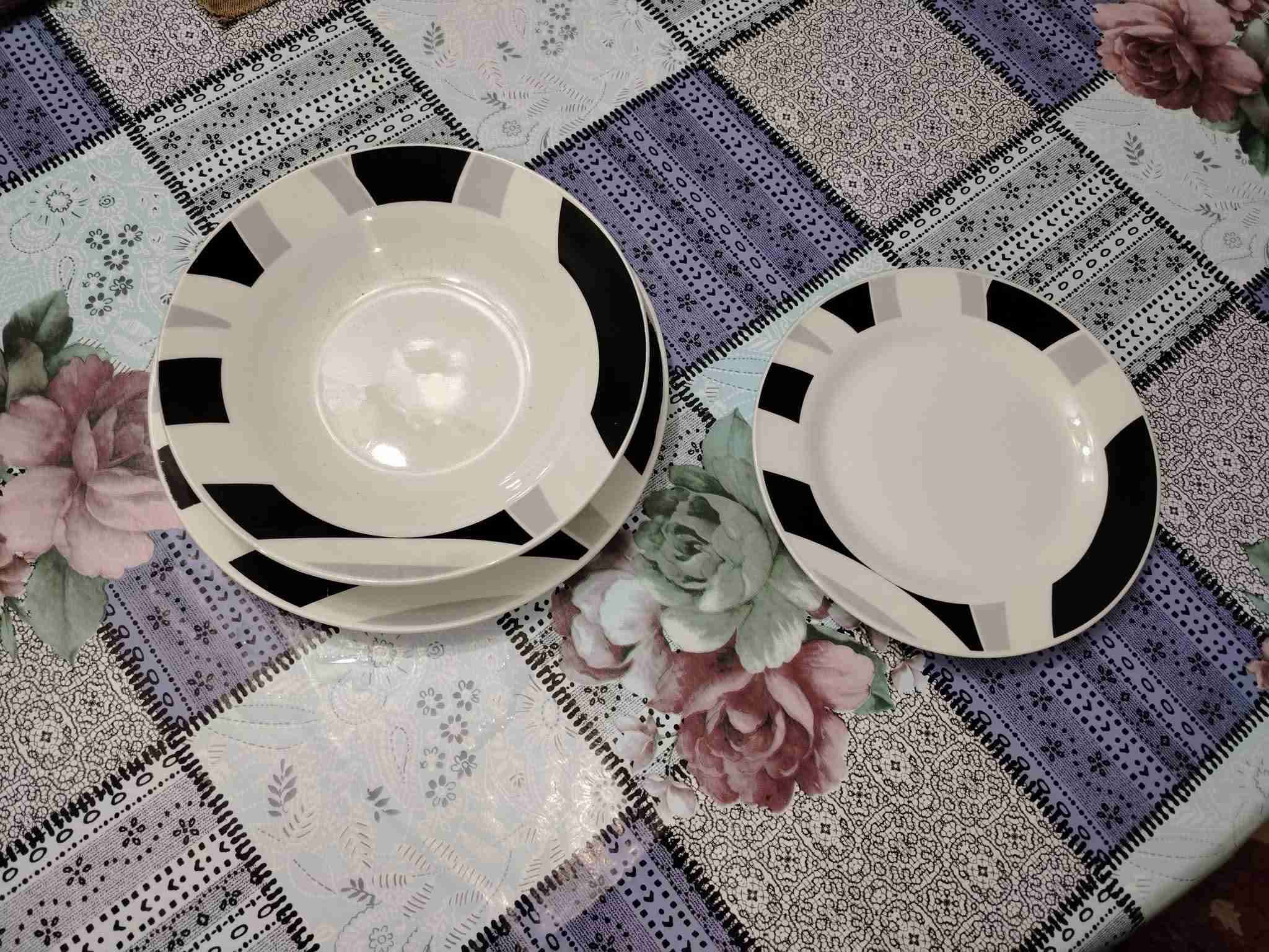 Juego de platos diseño geométrico