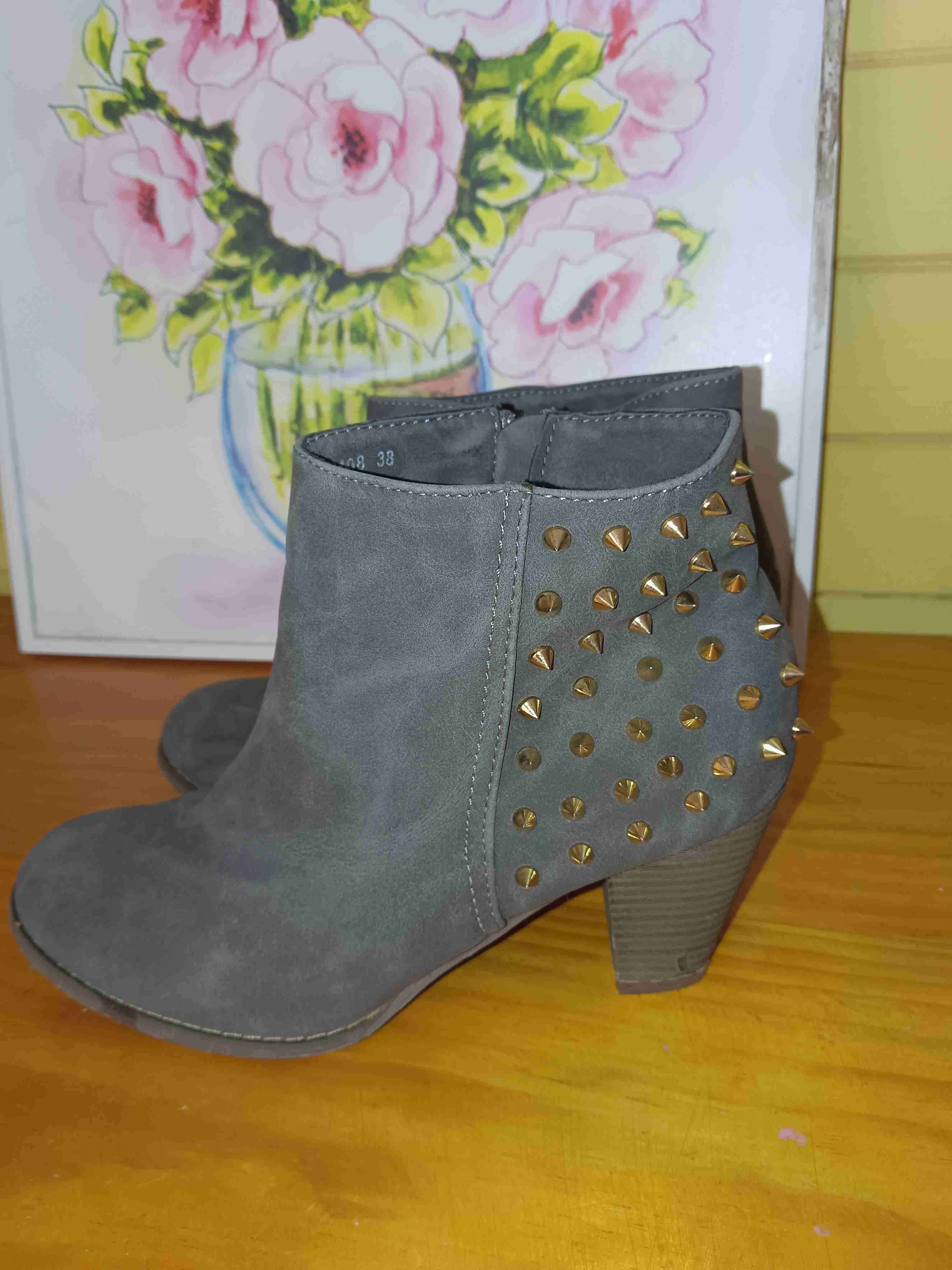 Botines gris con tachas