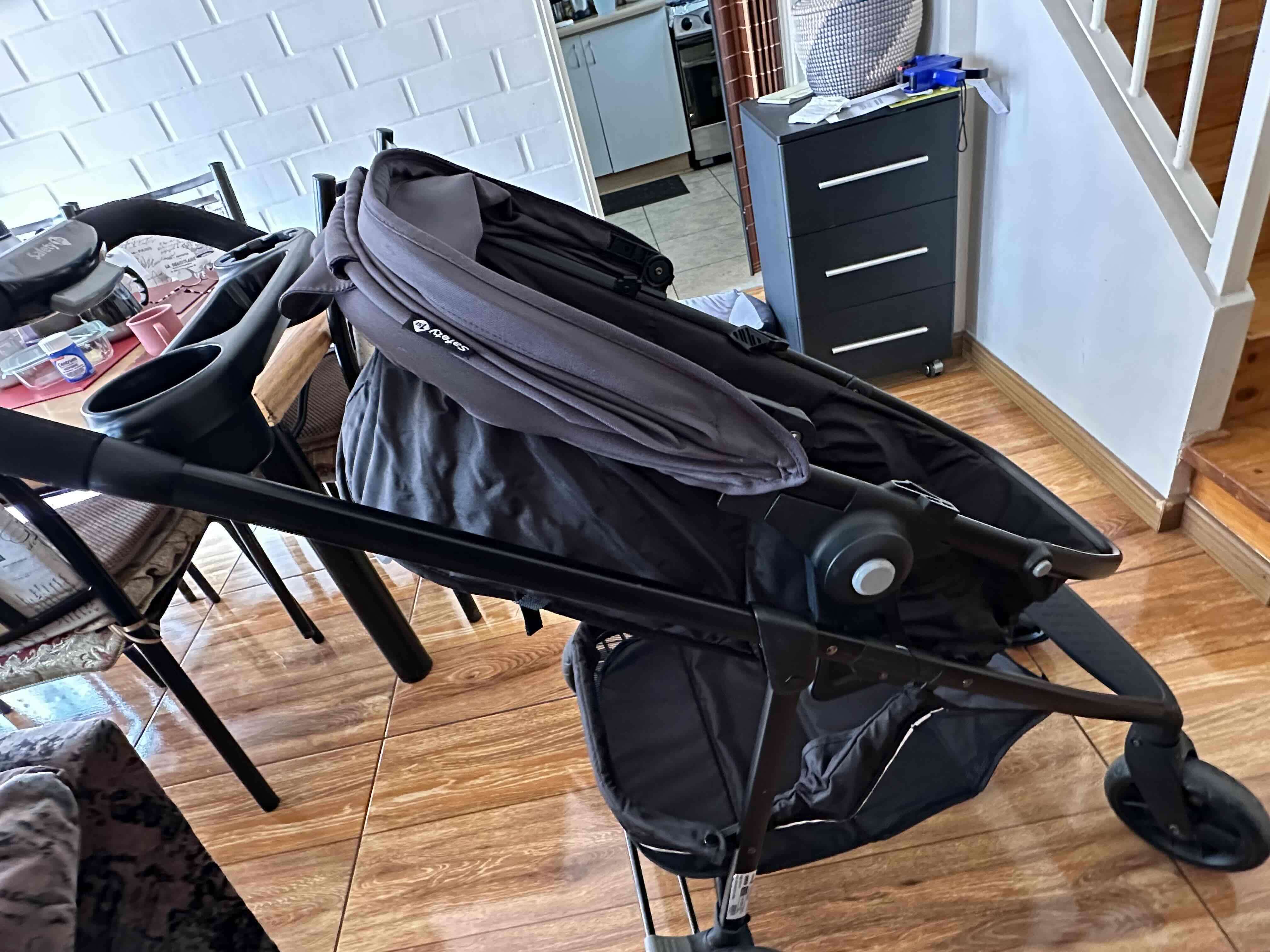 Coche de bebé con silla gris - miniatura 2