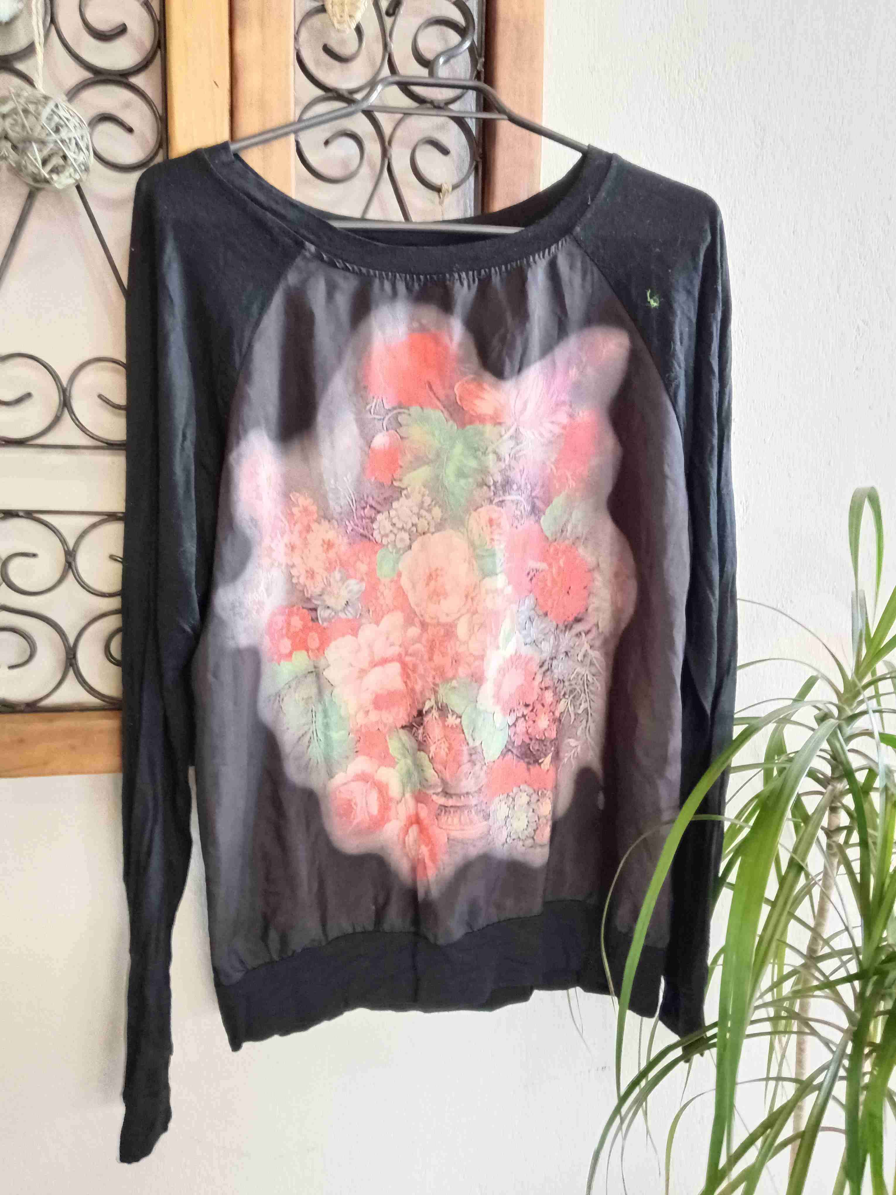 polera negro con estampado floral