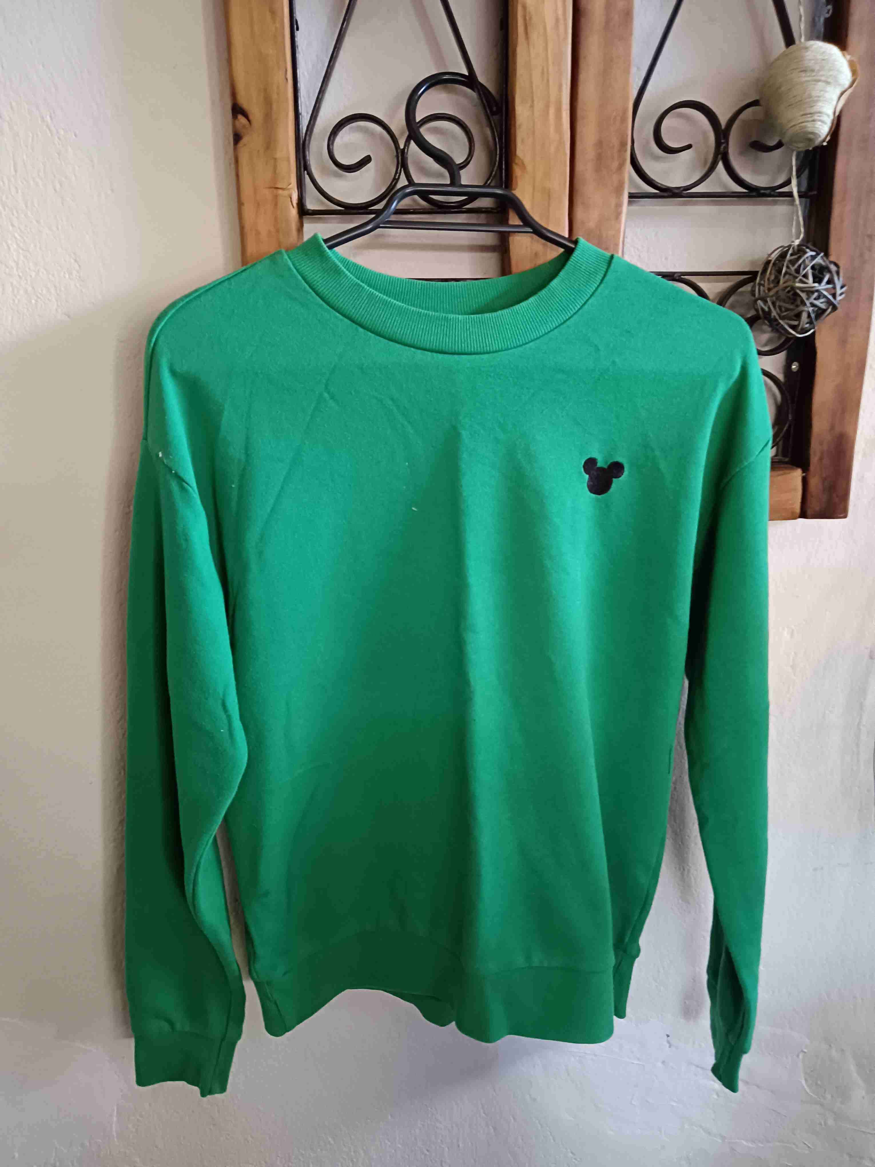 Polerón verde con logo