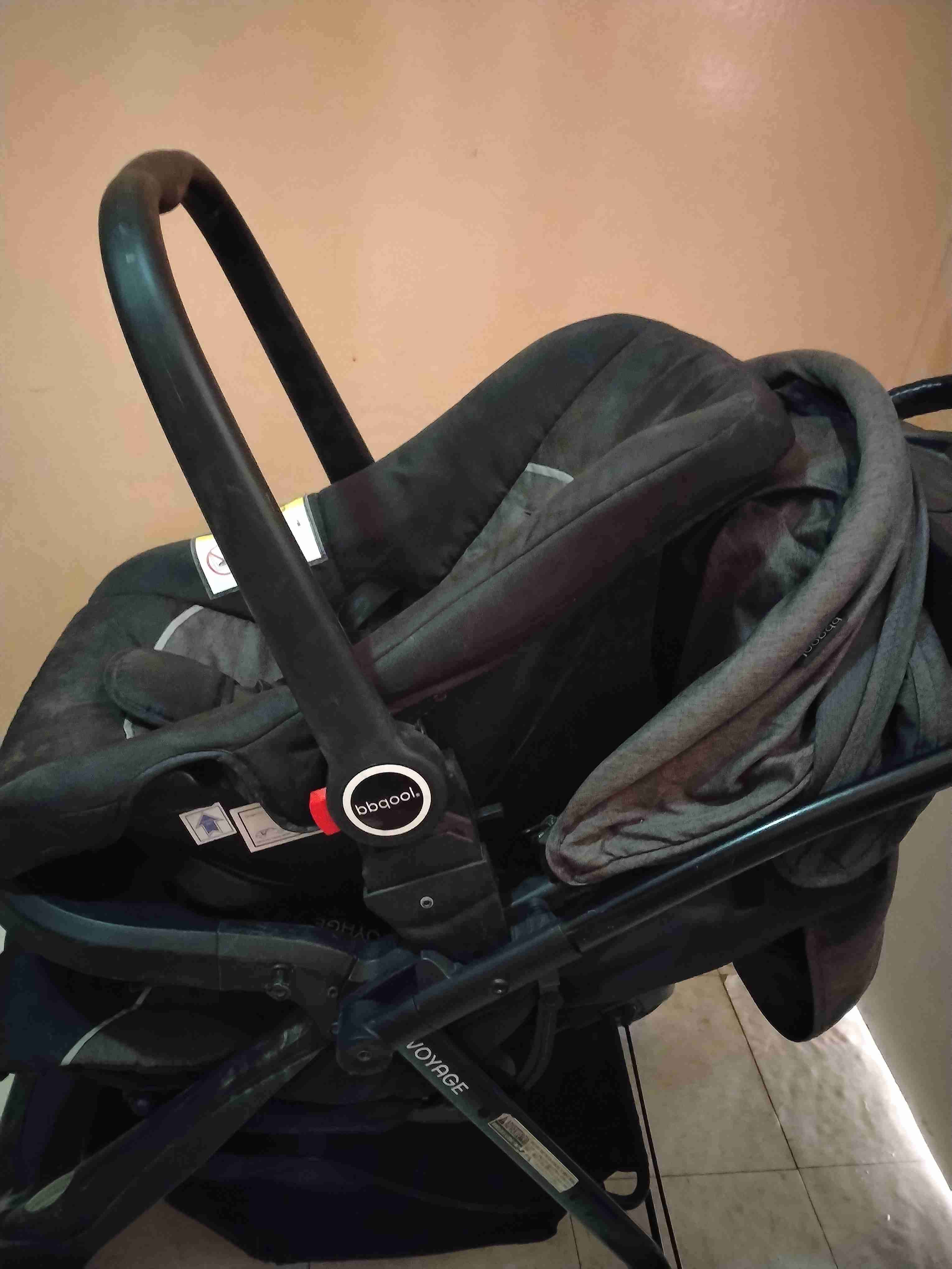 Silla de auto Bebeconfort negra y el coche