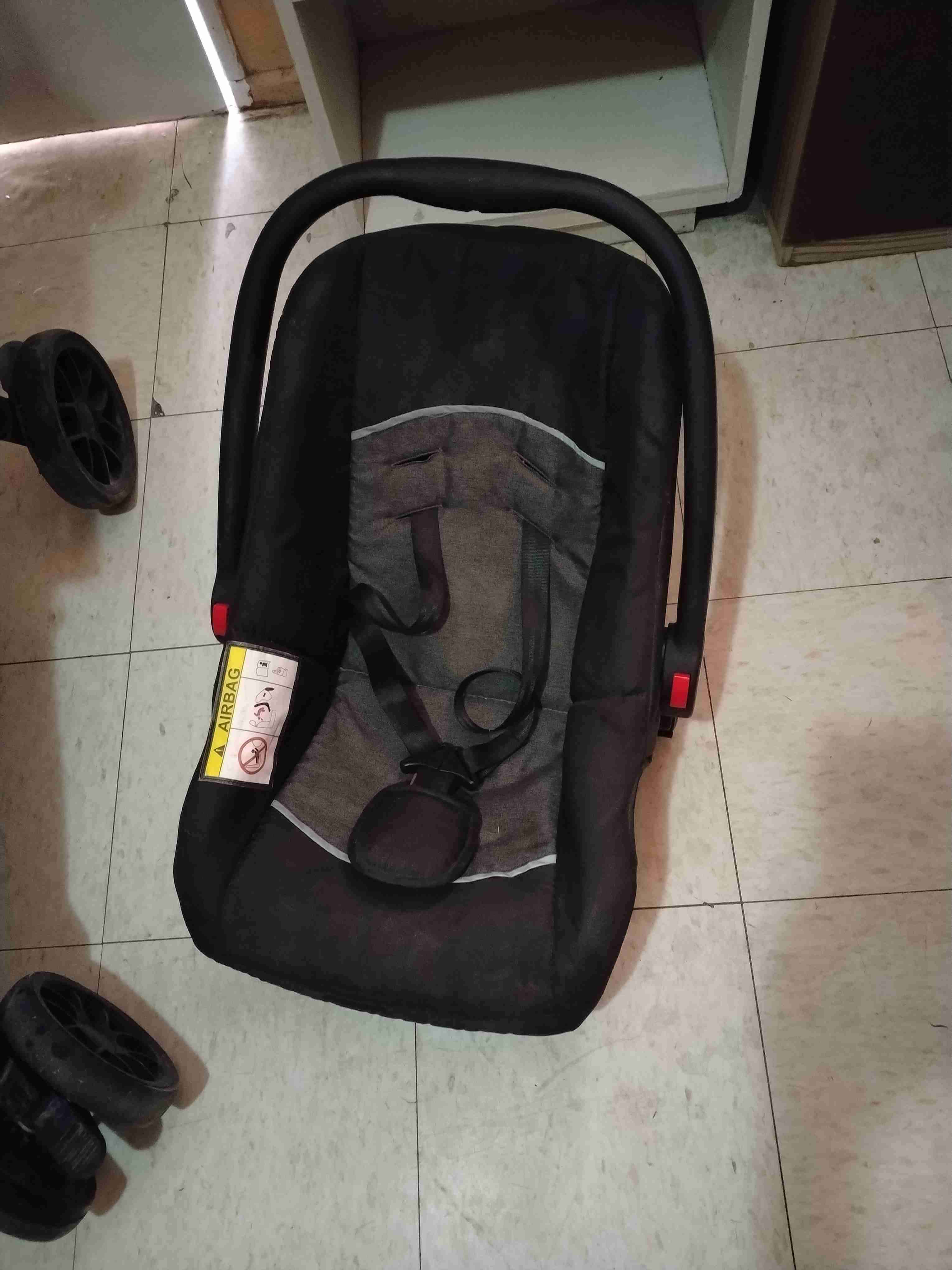 Silla de auto Bebeconfort negra y el coche - miniatura 2