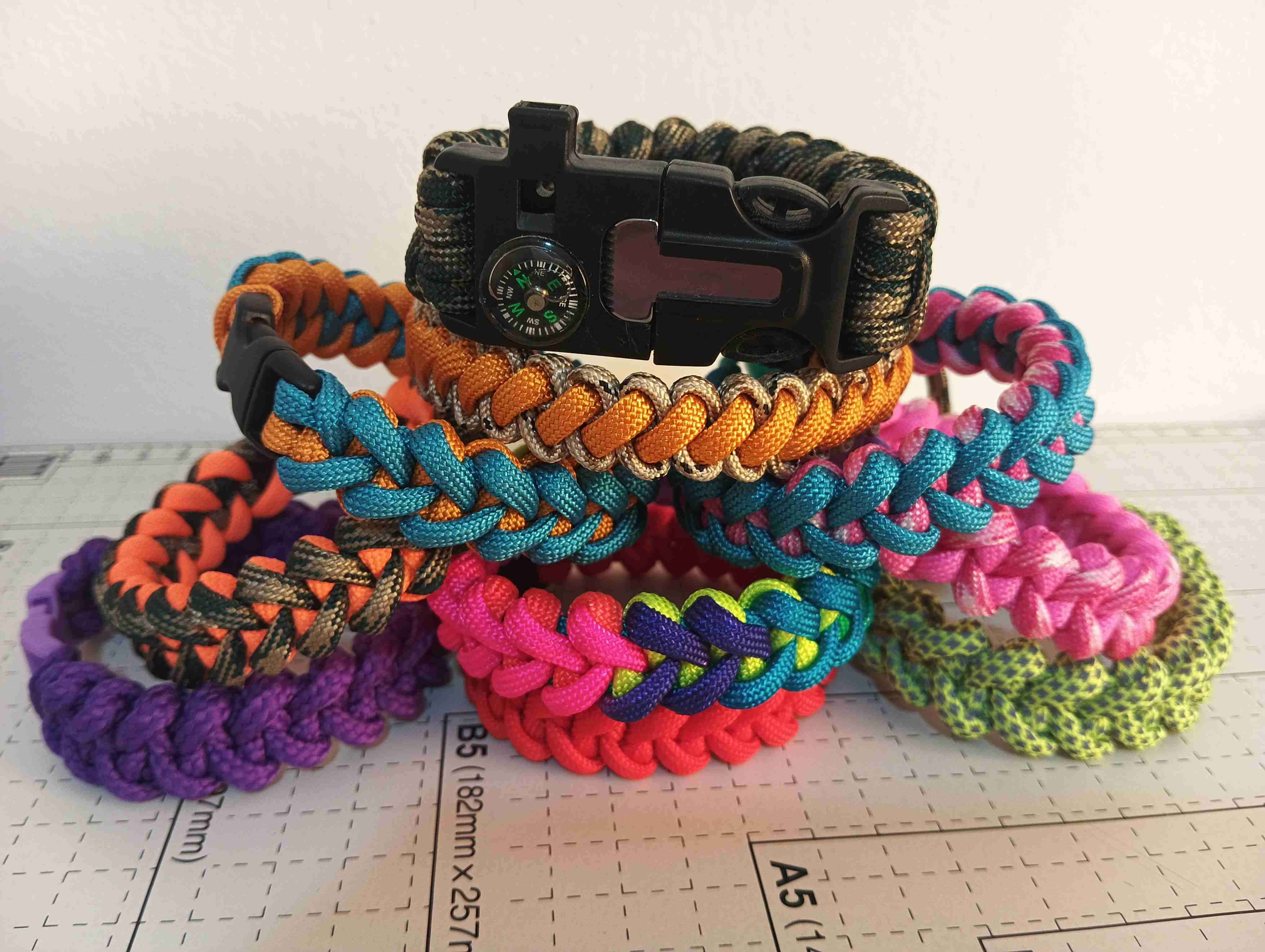 Pulseras de supervivencia coloridas