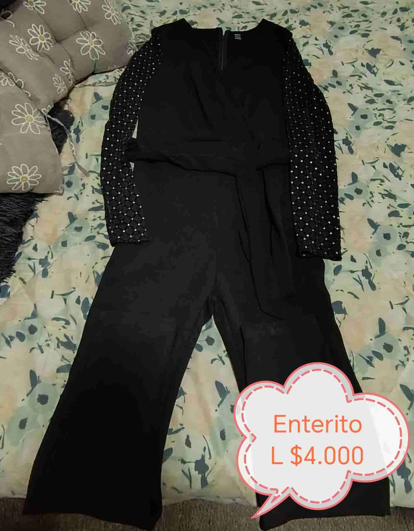 Enterito negro con mangas de perlas