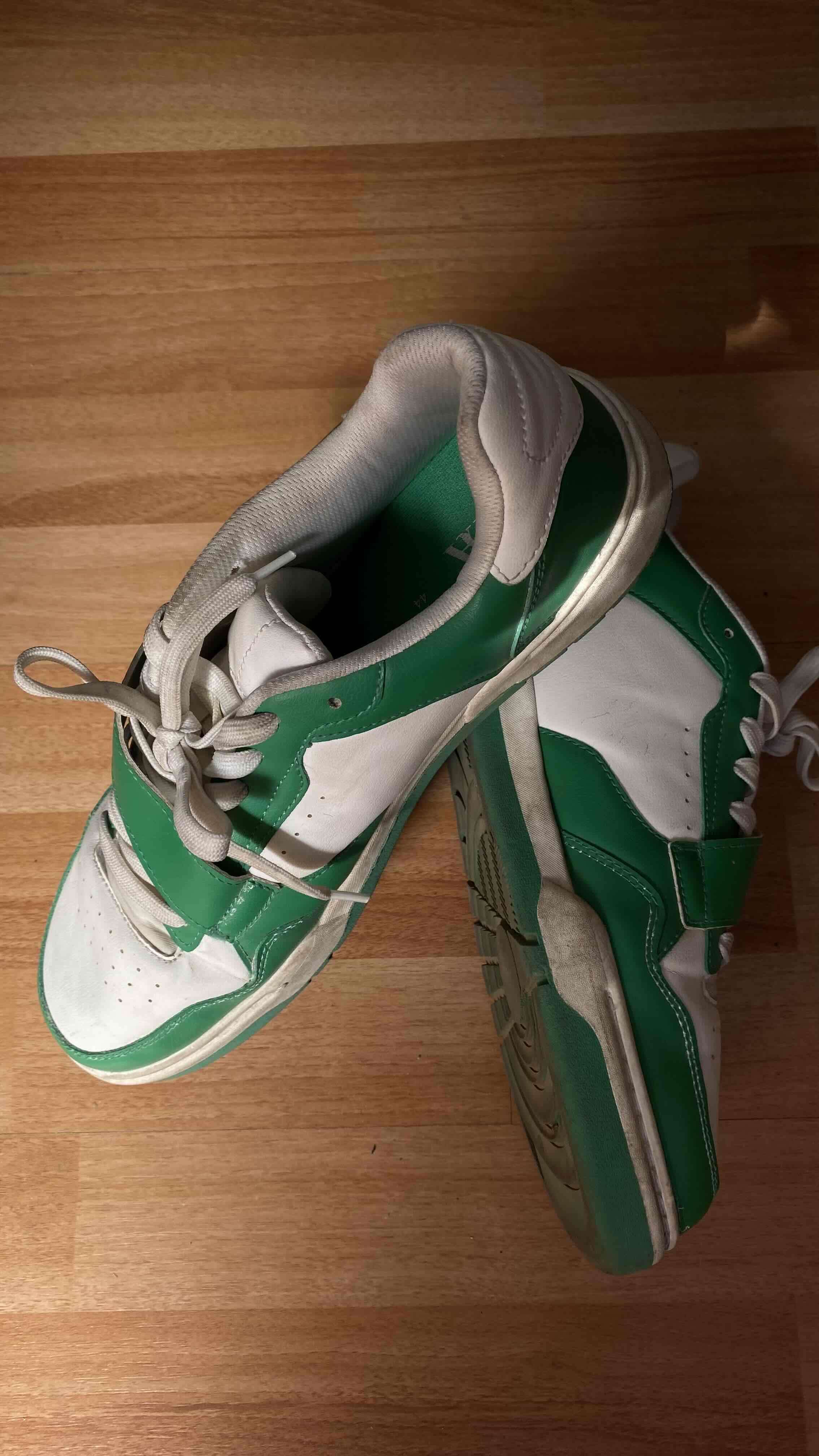 Zapatillas deportivas blancas y verdes