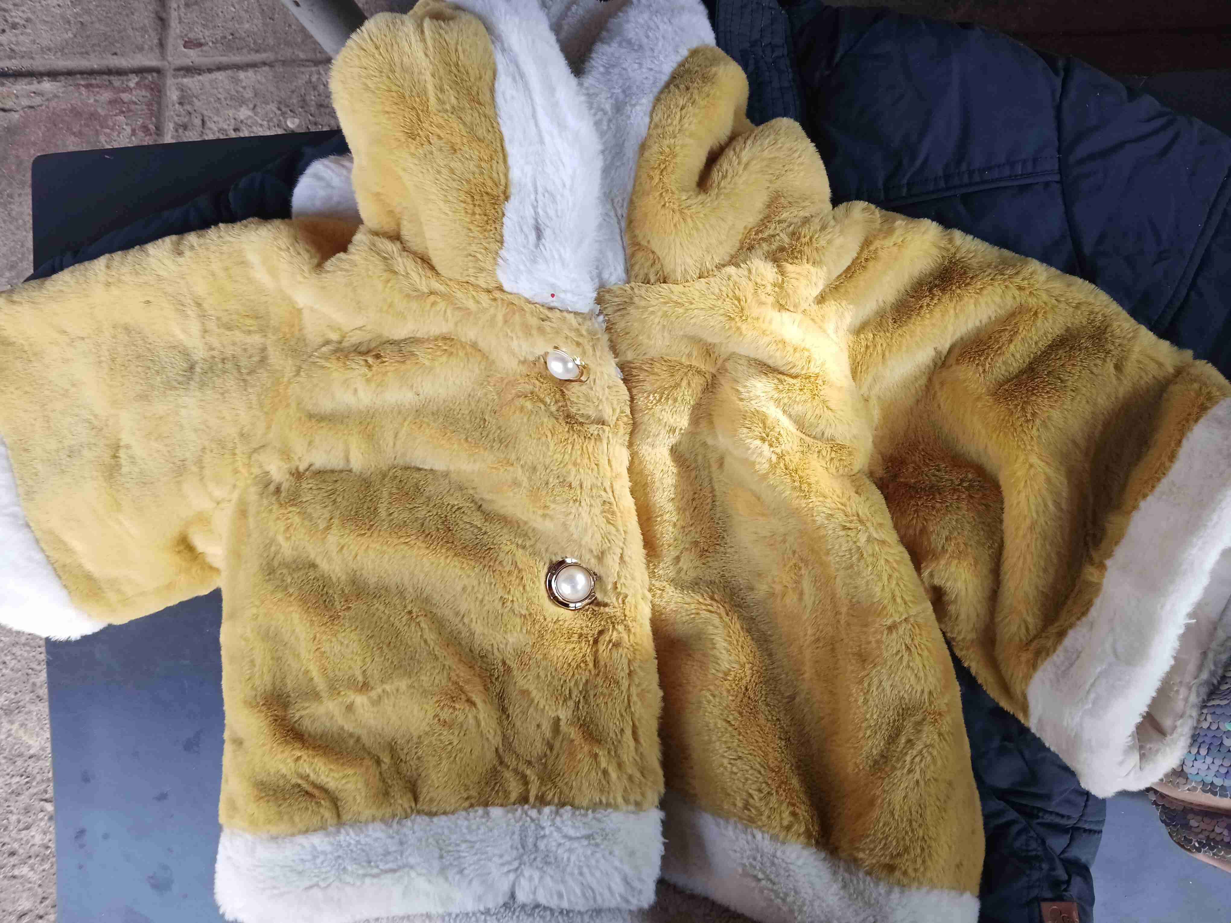 Abrigo de peluche amarillo para bebé