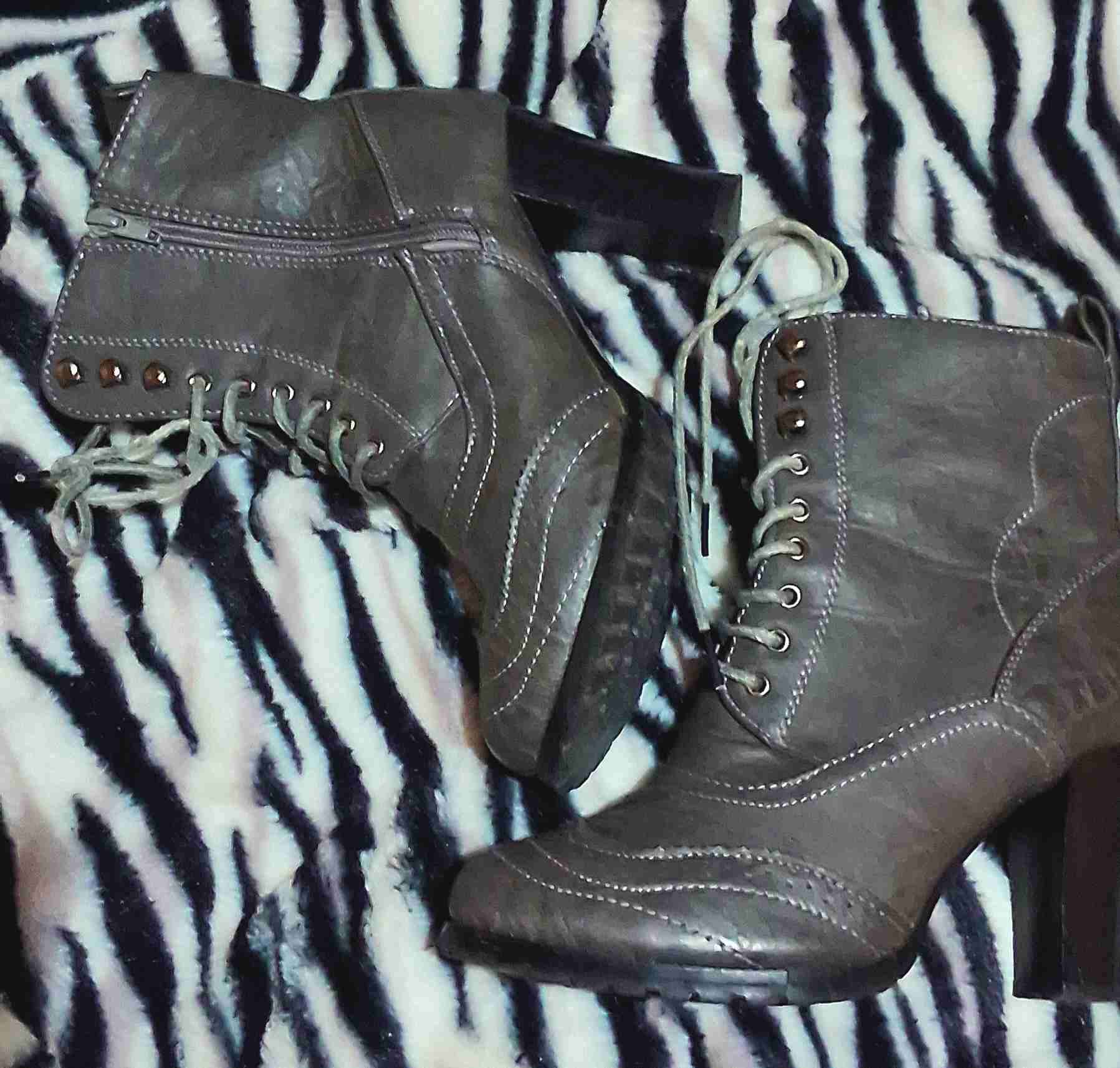 Botines(todo piel) grises con tacón