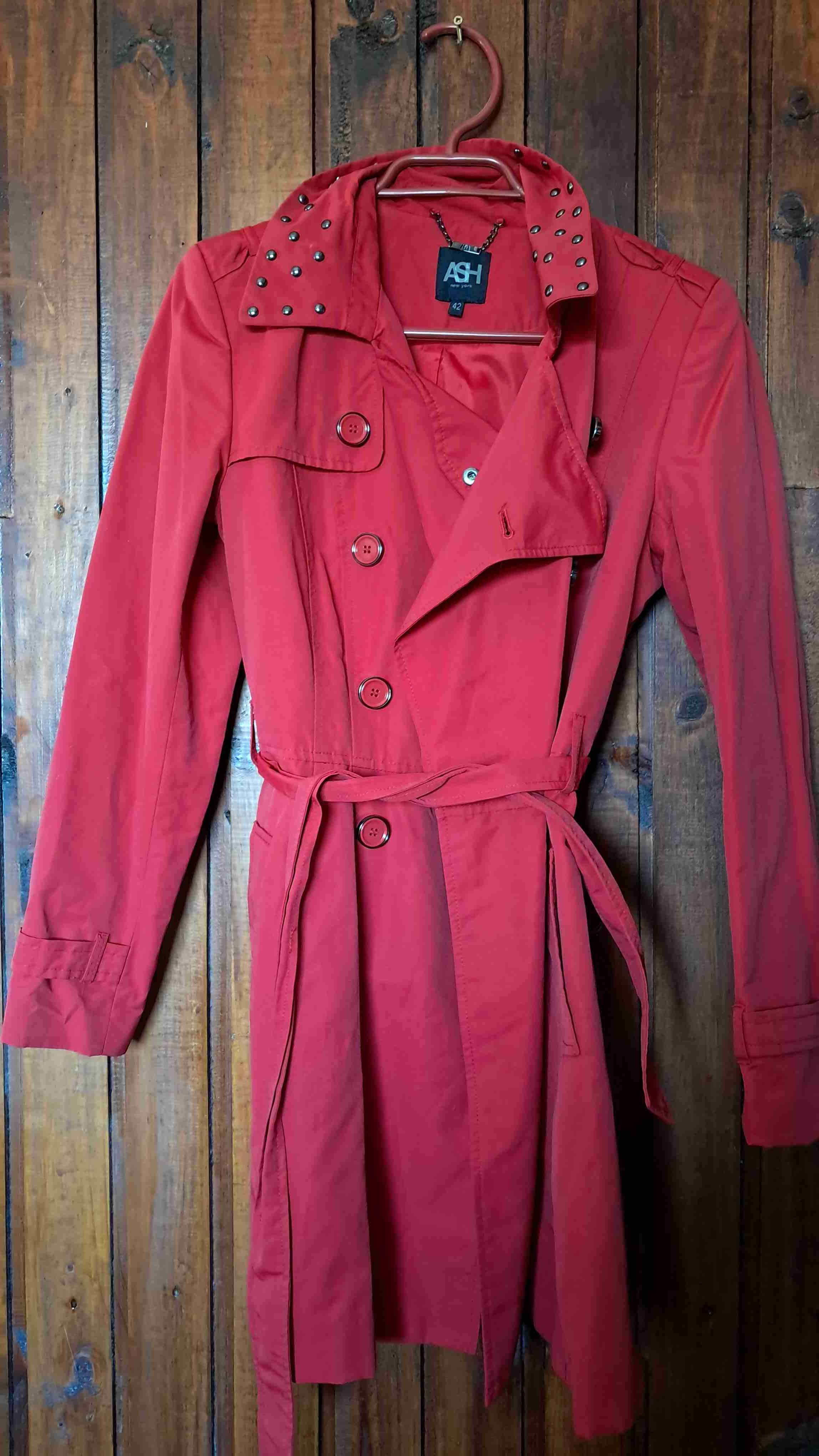 Abrigo rojo con tachas - miniatura 2