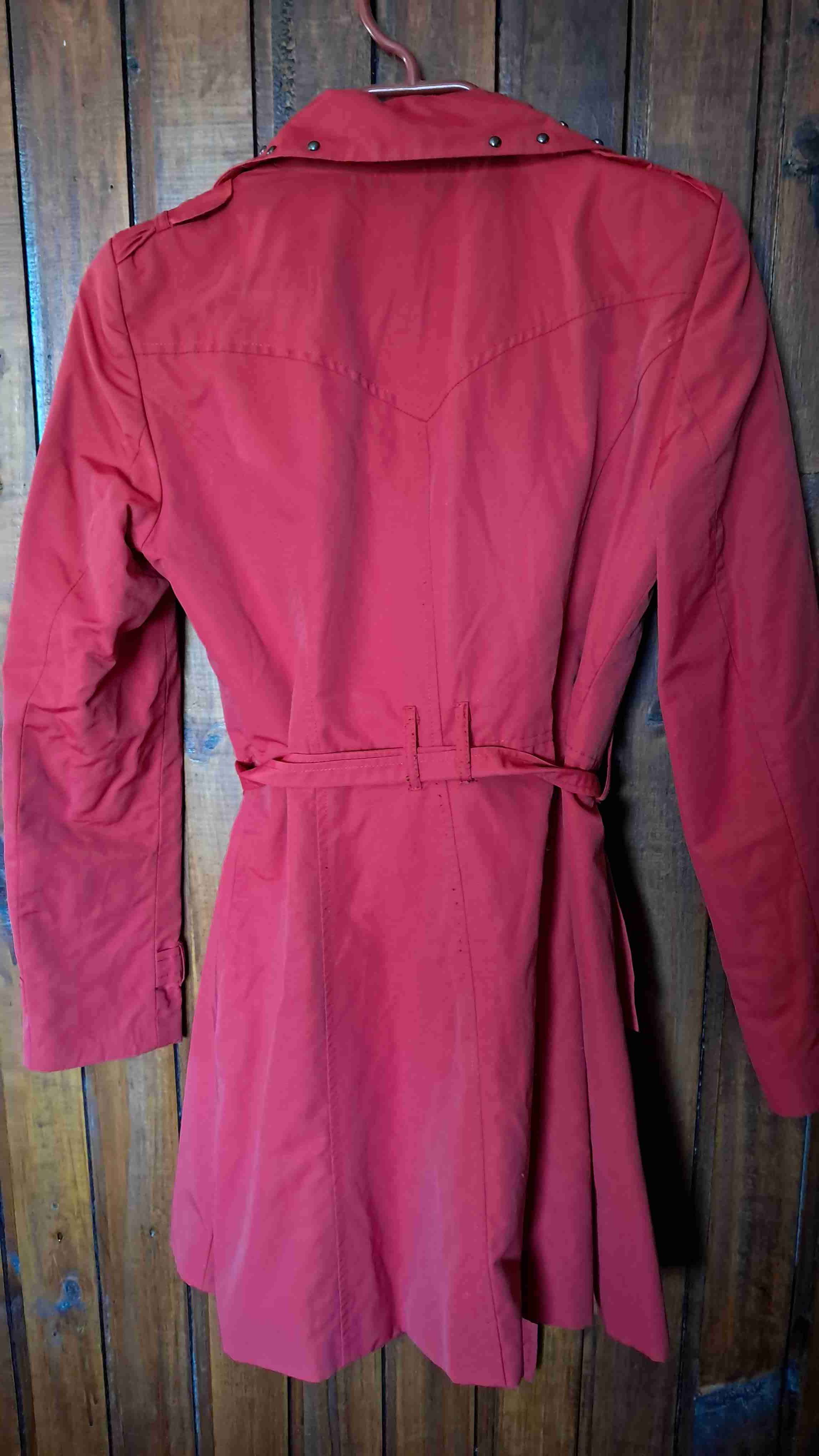 Abrigo rojo con tachas - miniatura 3