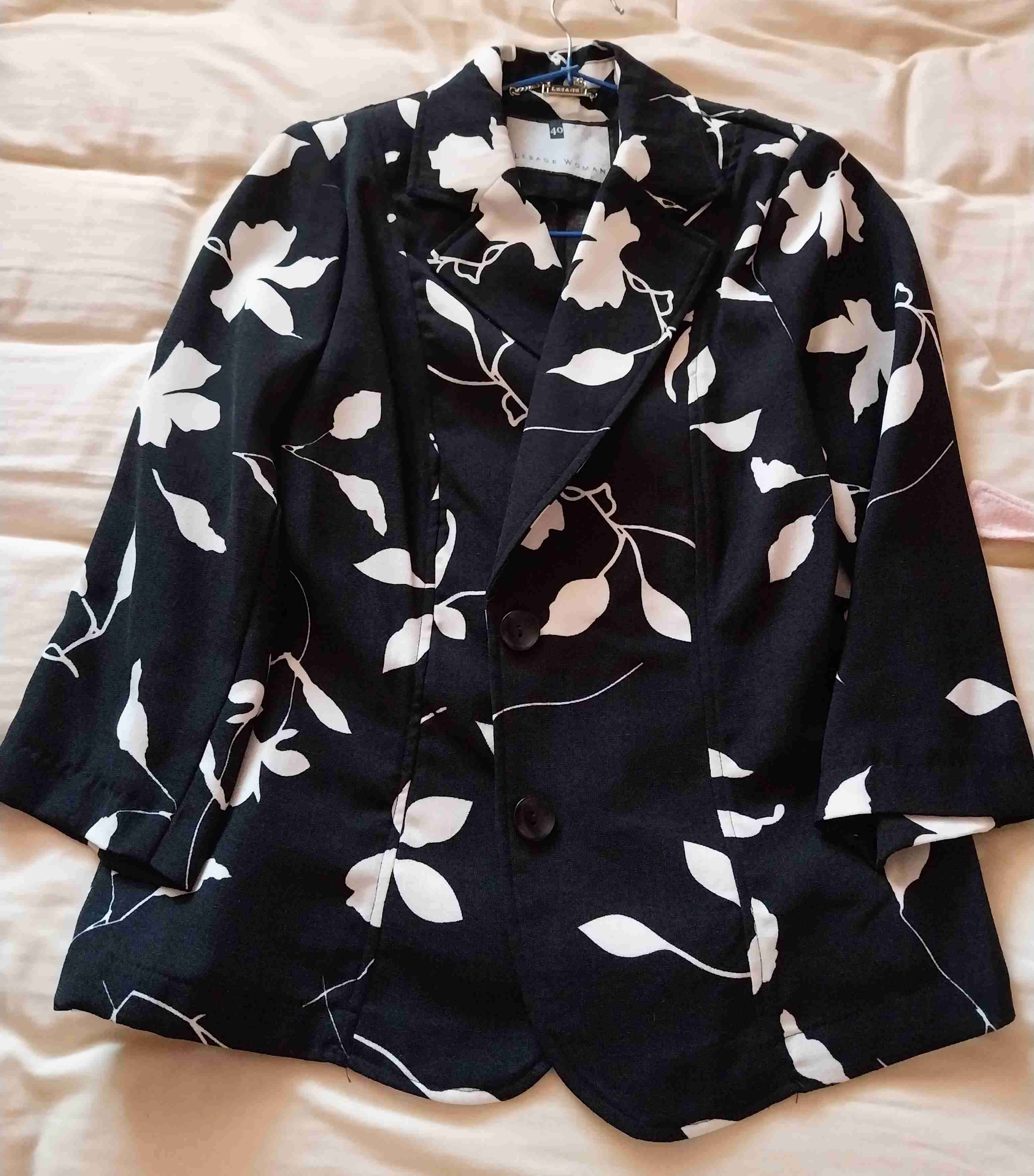 Blazer negro con estampado blanco