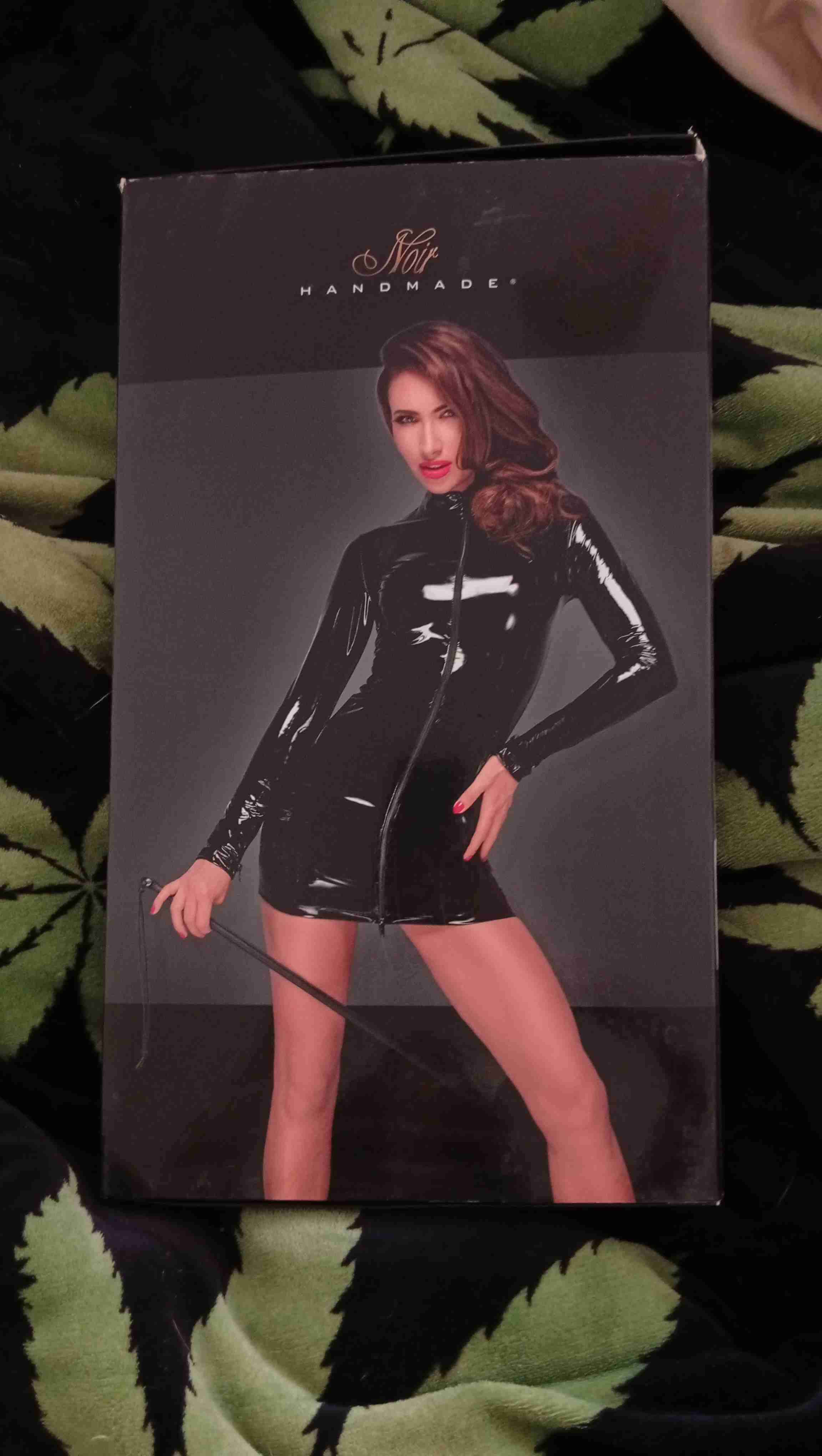 Vestido negro de vinilo látex