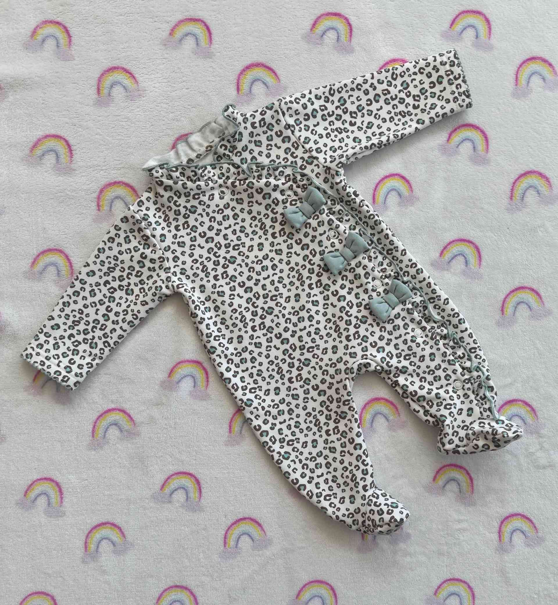 Enterito de leopardo bebé