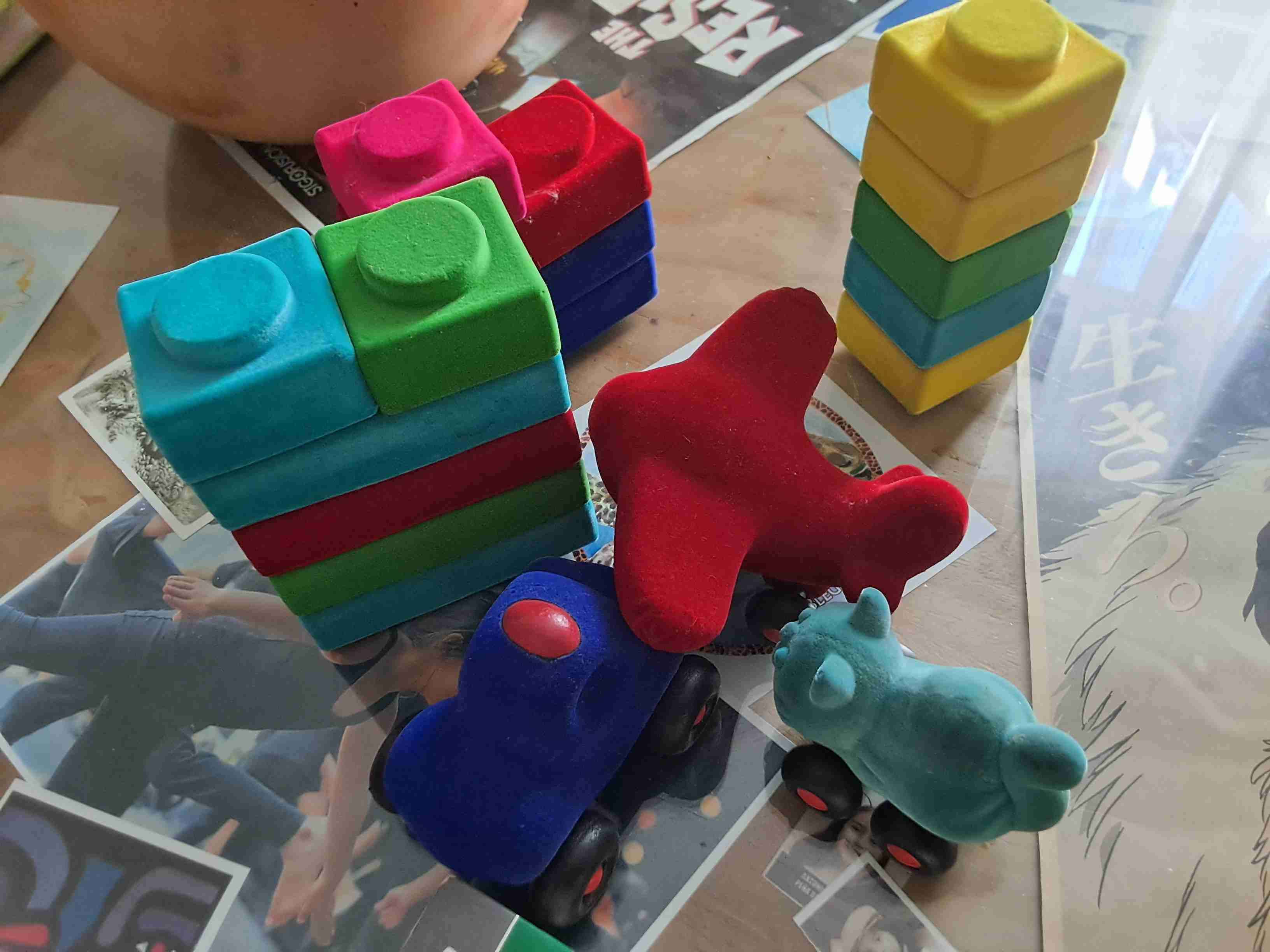 Bloques y juguetes de goma de colores Rubbabu