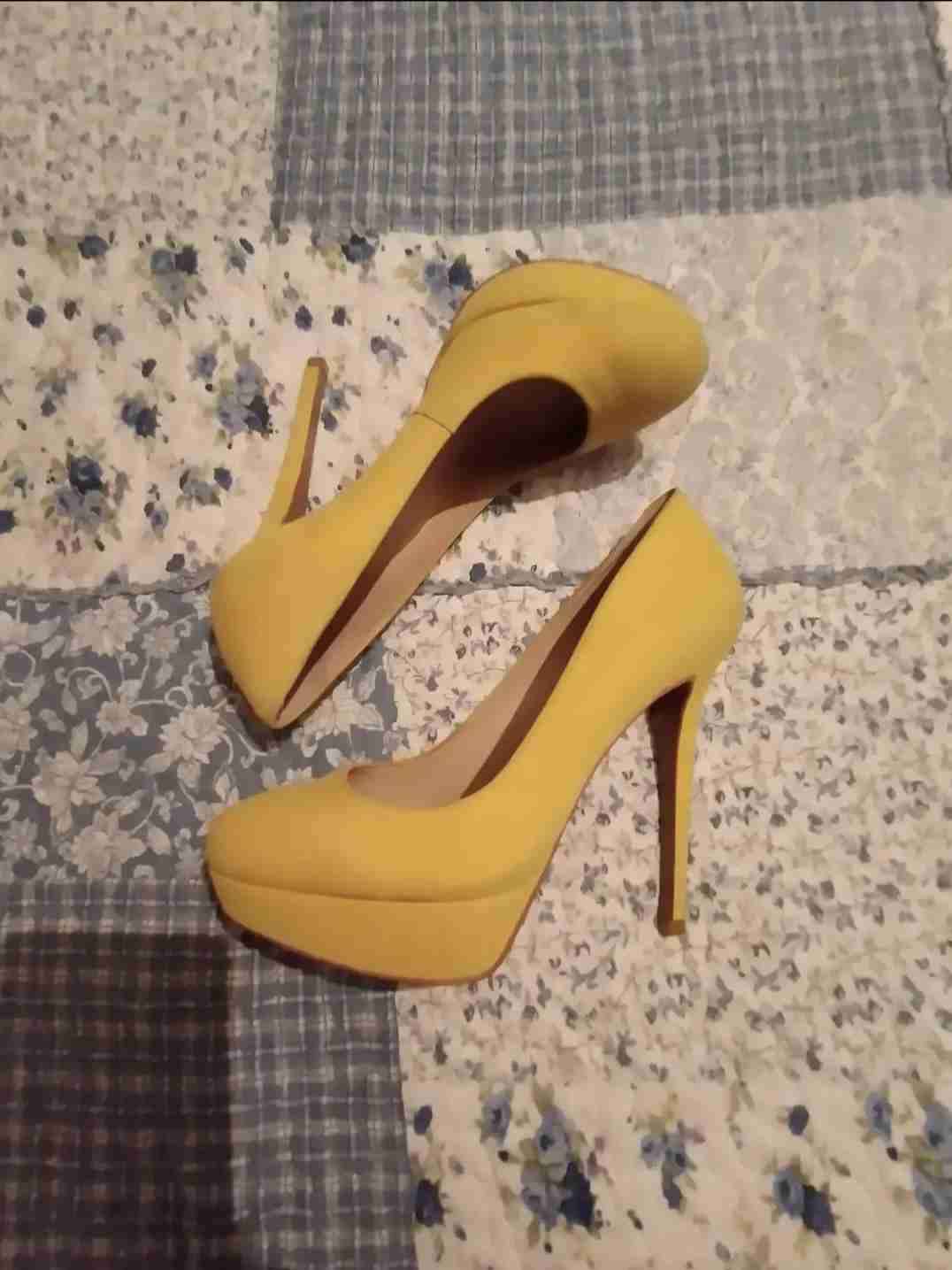 Zapatos de tacón amarillo