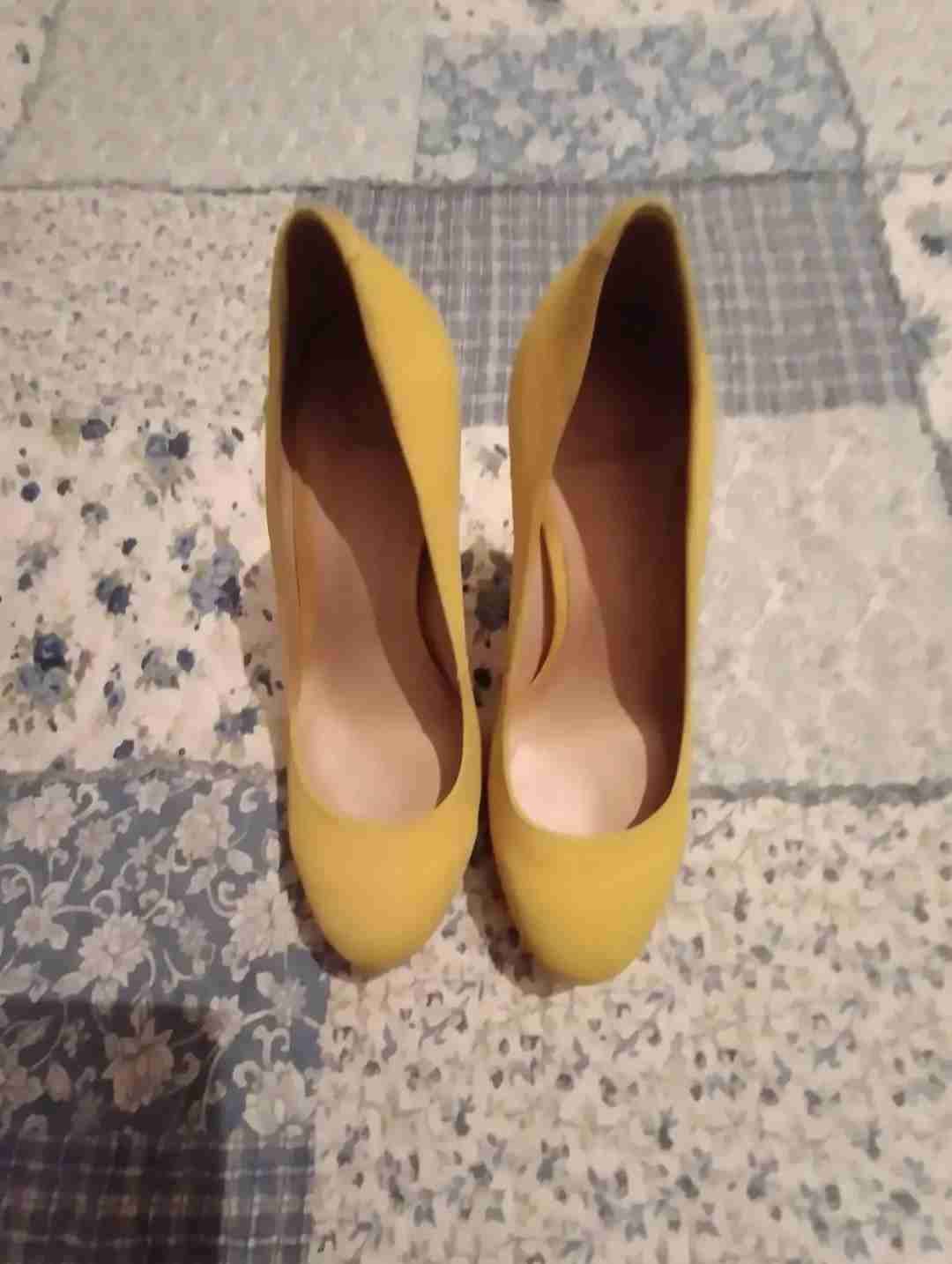 Zapatos de tacón amarillo - miniatura 2