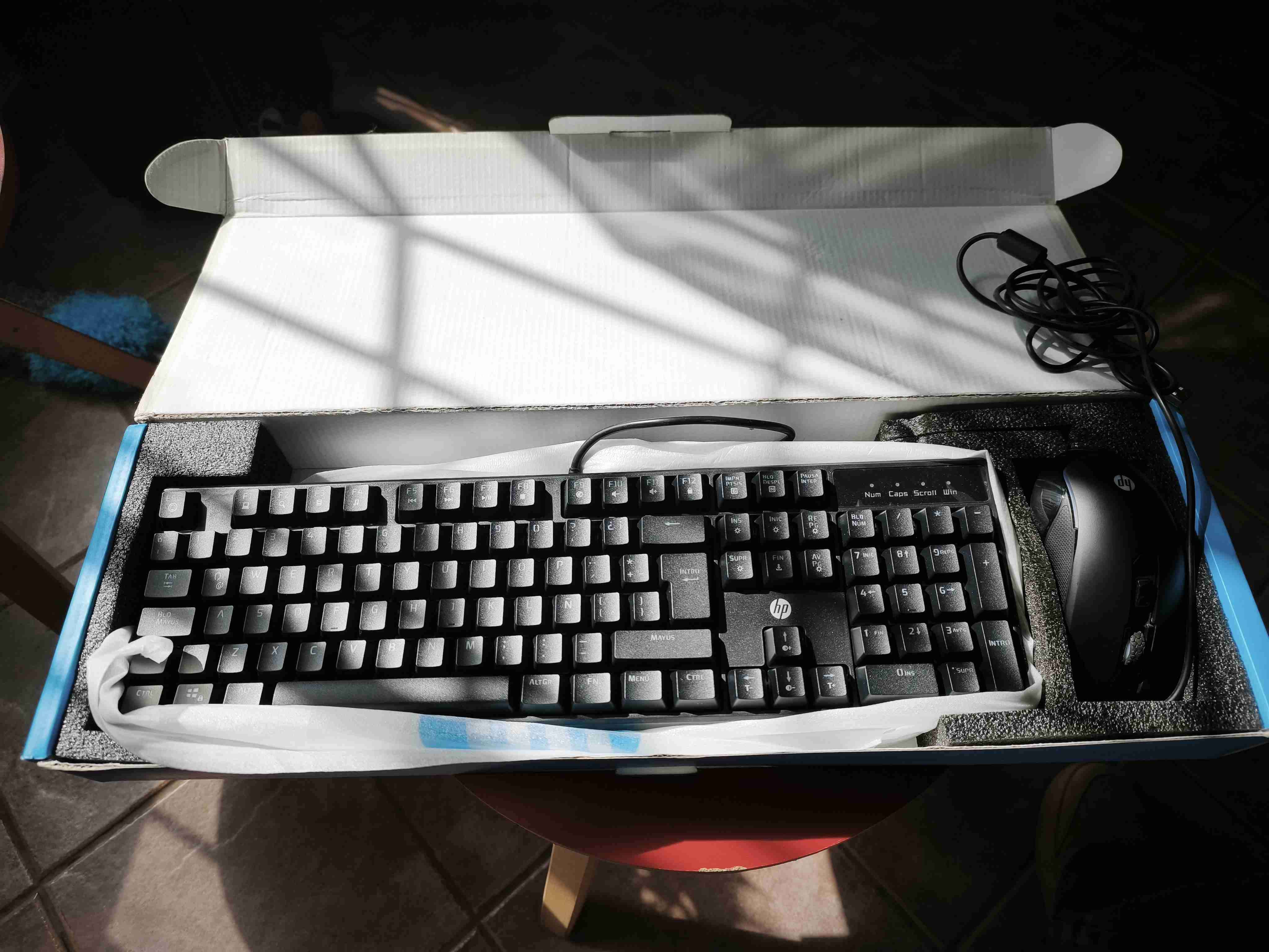 Teclado y mouse HP en caja