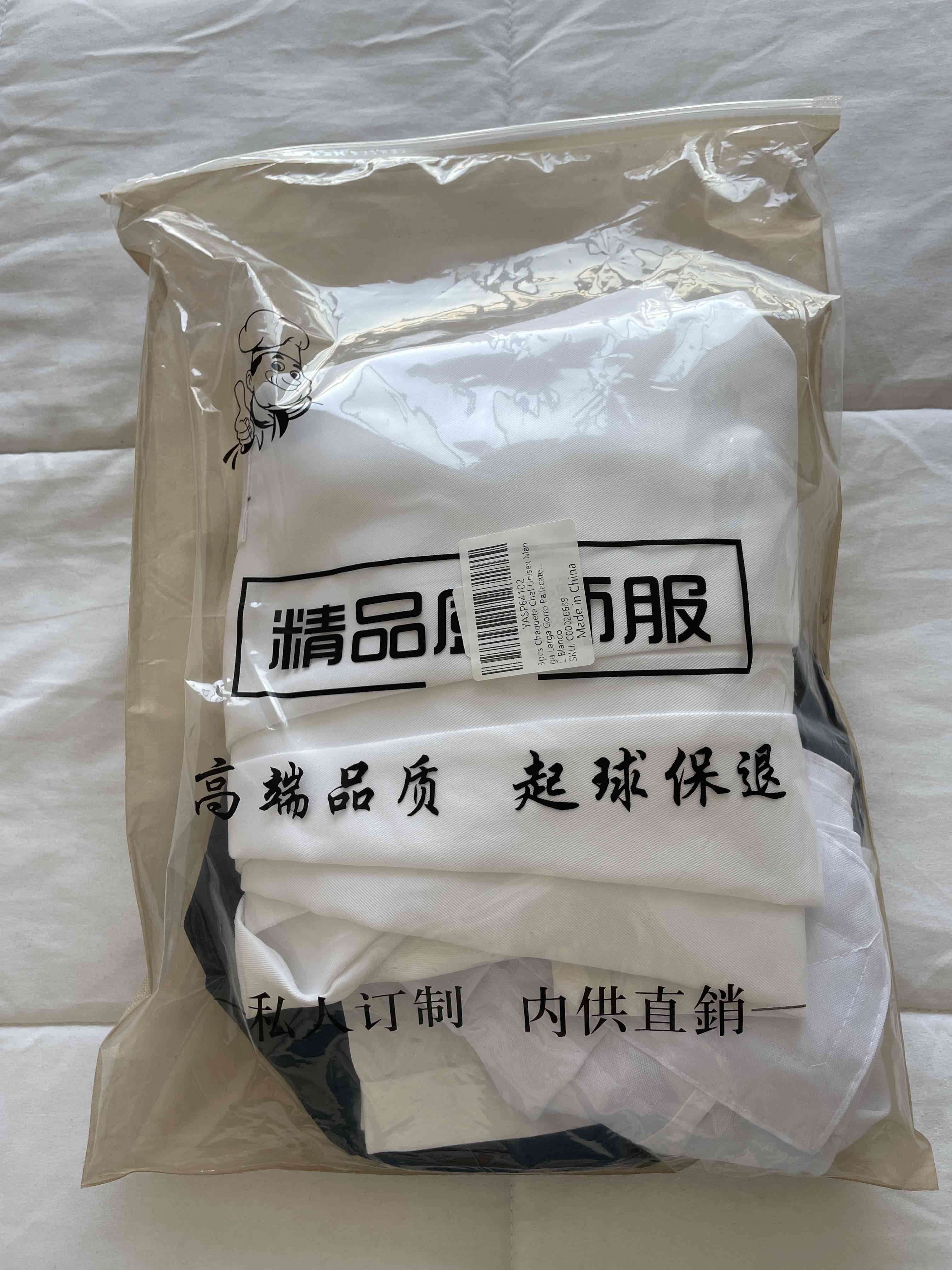 Uniforme blanco en bolsa