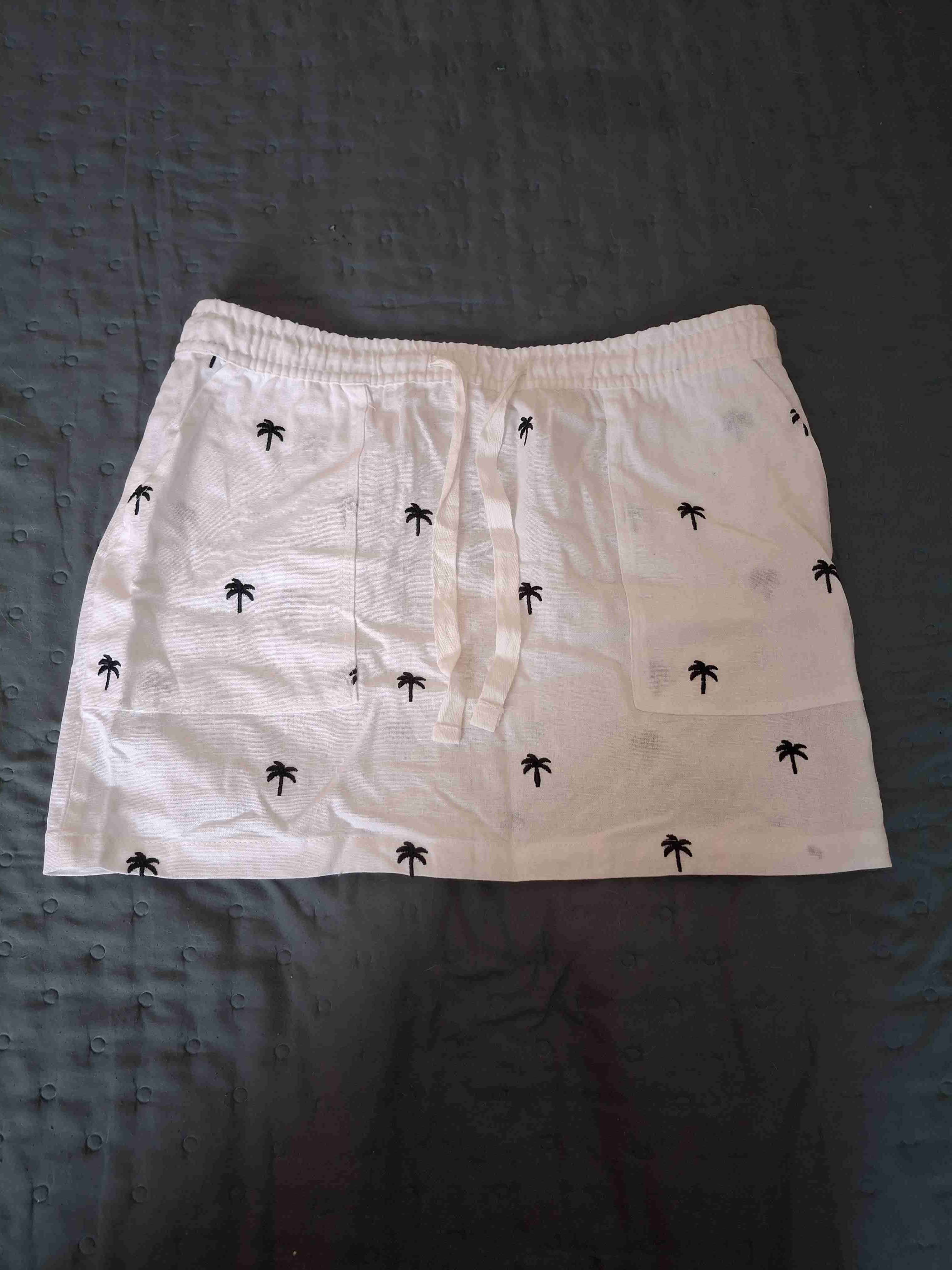 Falda blanca con palmeras