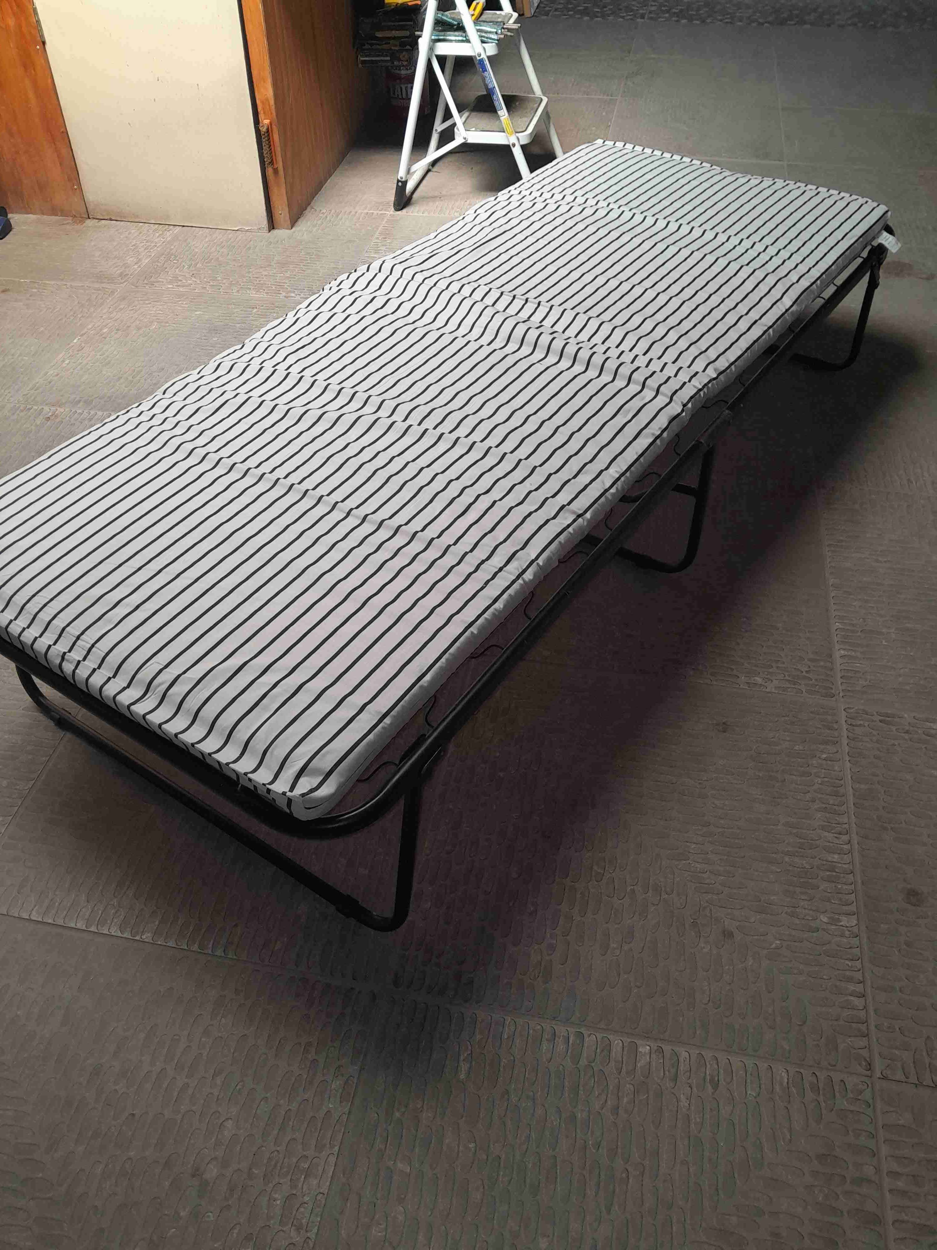 Cama plegable de metal - miniatura 2